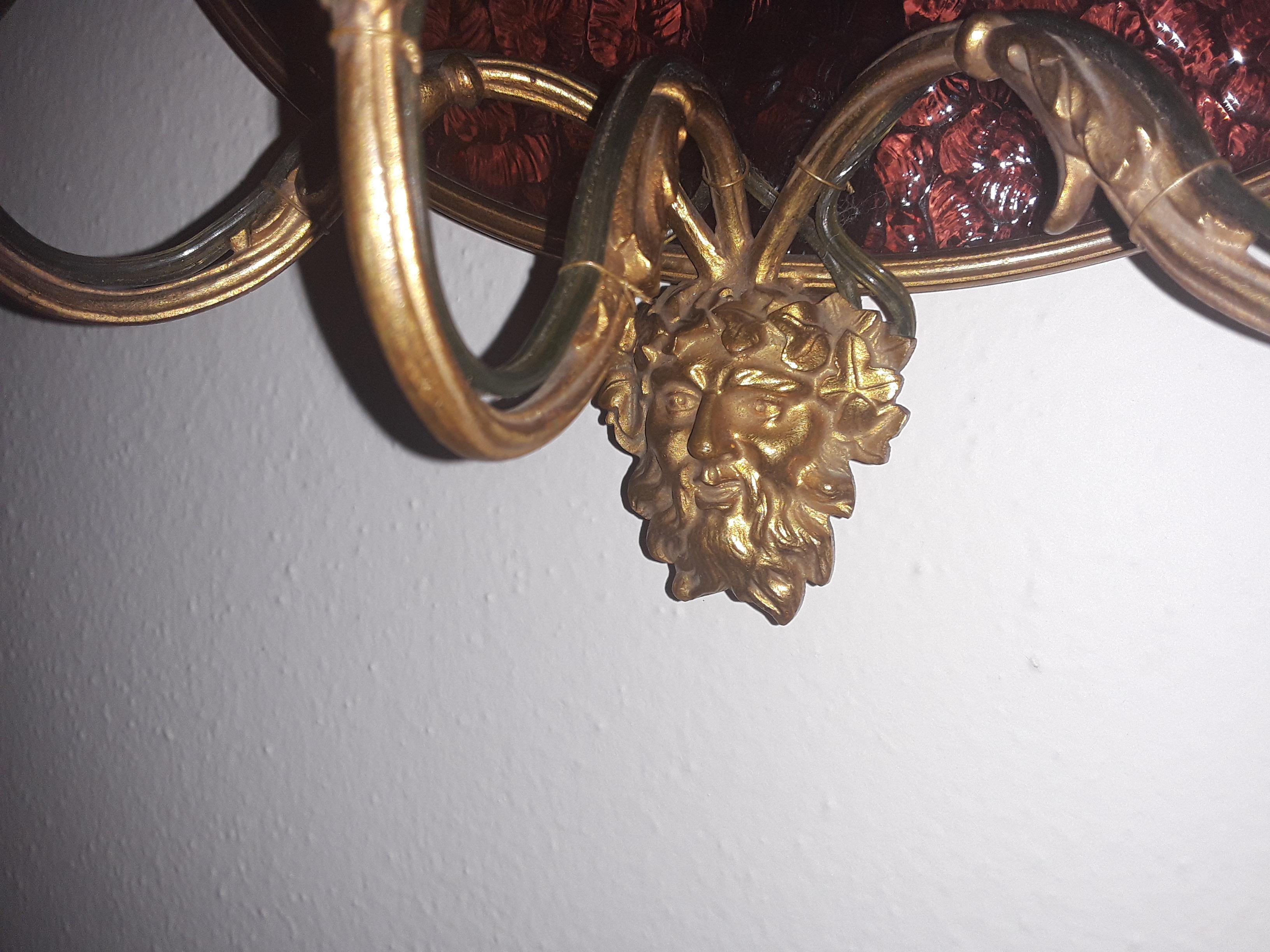 Bronze Paire d'appliques murales Louis XVI du 19ème siècle en bronze doré avec support en verre d'art figuratif en vente