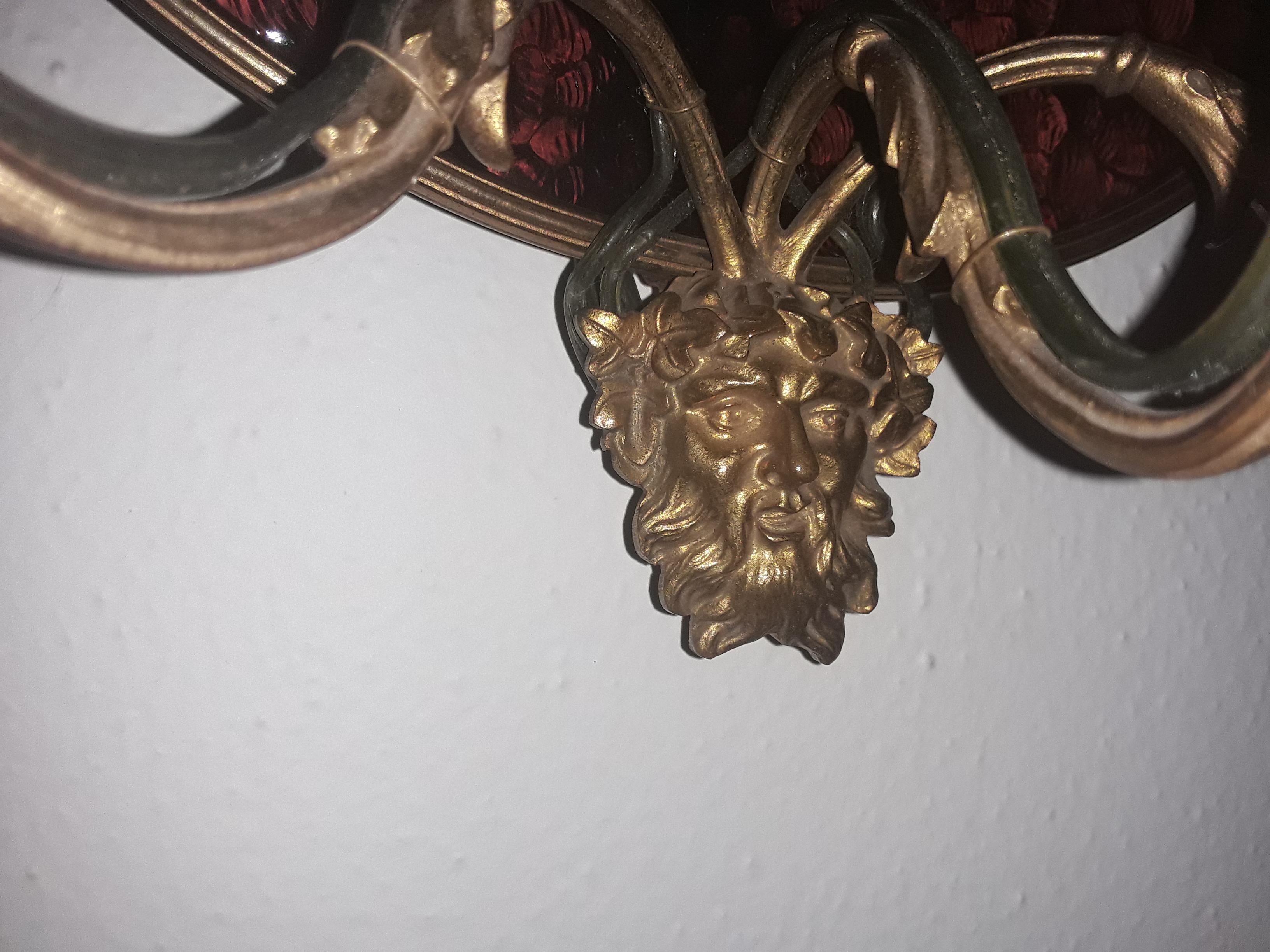Paire d'appliques murales Louis XVI du 19ème siècle en bronze doré avec support en verre d'art figuratif en vente 1