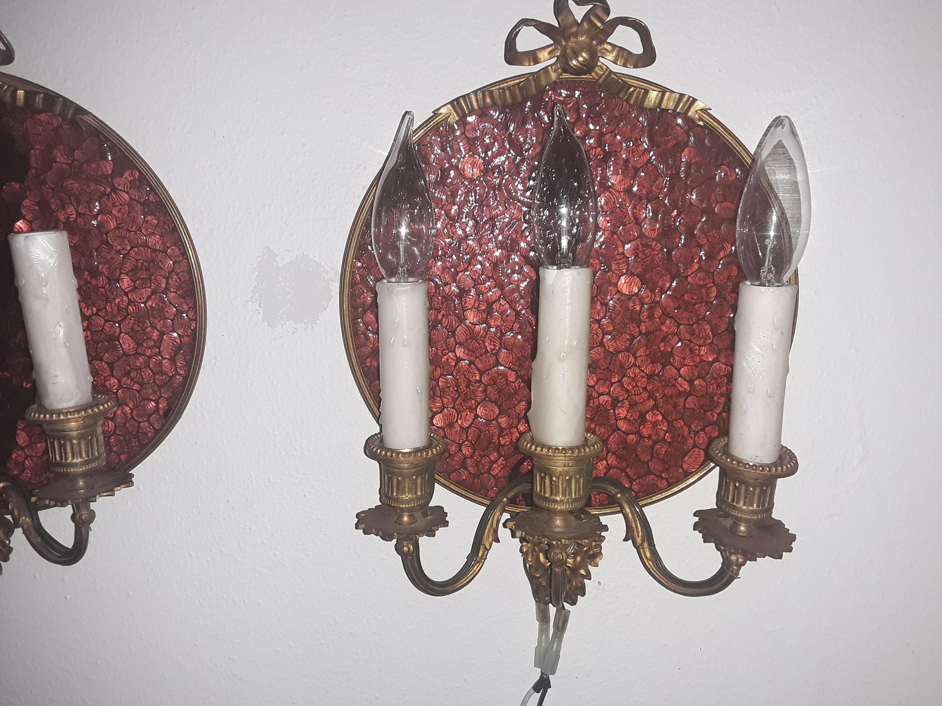 Paire d'appliques murales Louis XVI du 19ème siècle en bronze doré avec support en verre d'art figuratif en vente 2