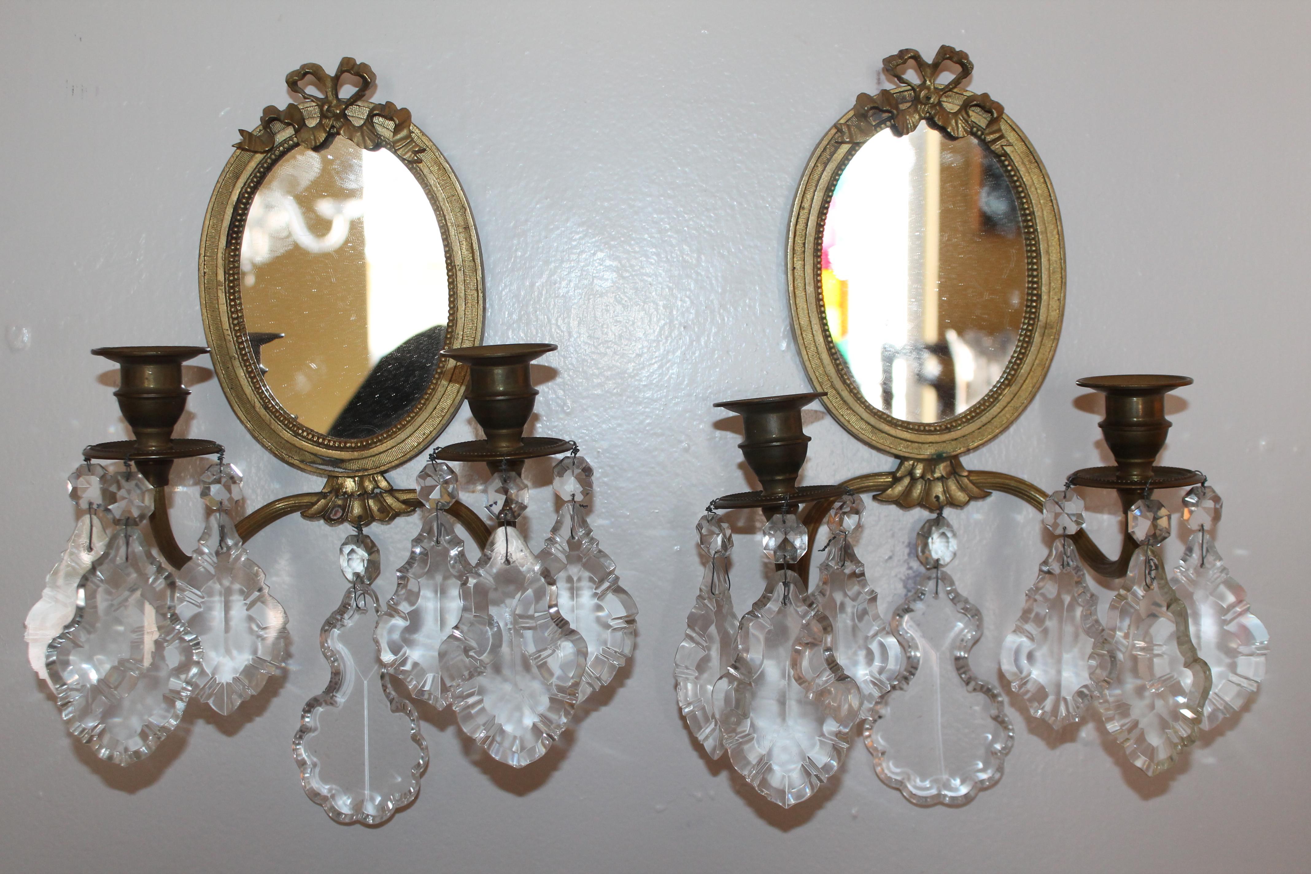 Paar 19thc Französisch Louis XVI Bronze & Kristall Spiegel zurück Wandleuchter. In ihrem ursprünglichen, nicht elektrifizierten Zustand. Wunderschön! Detail der Schleife.