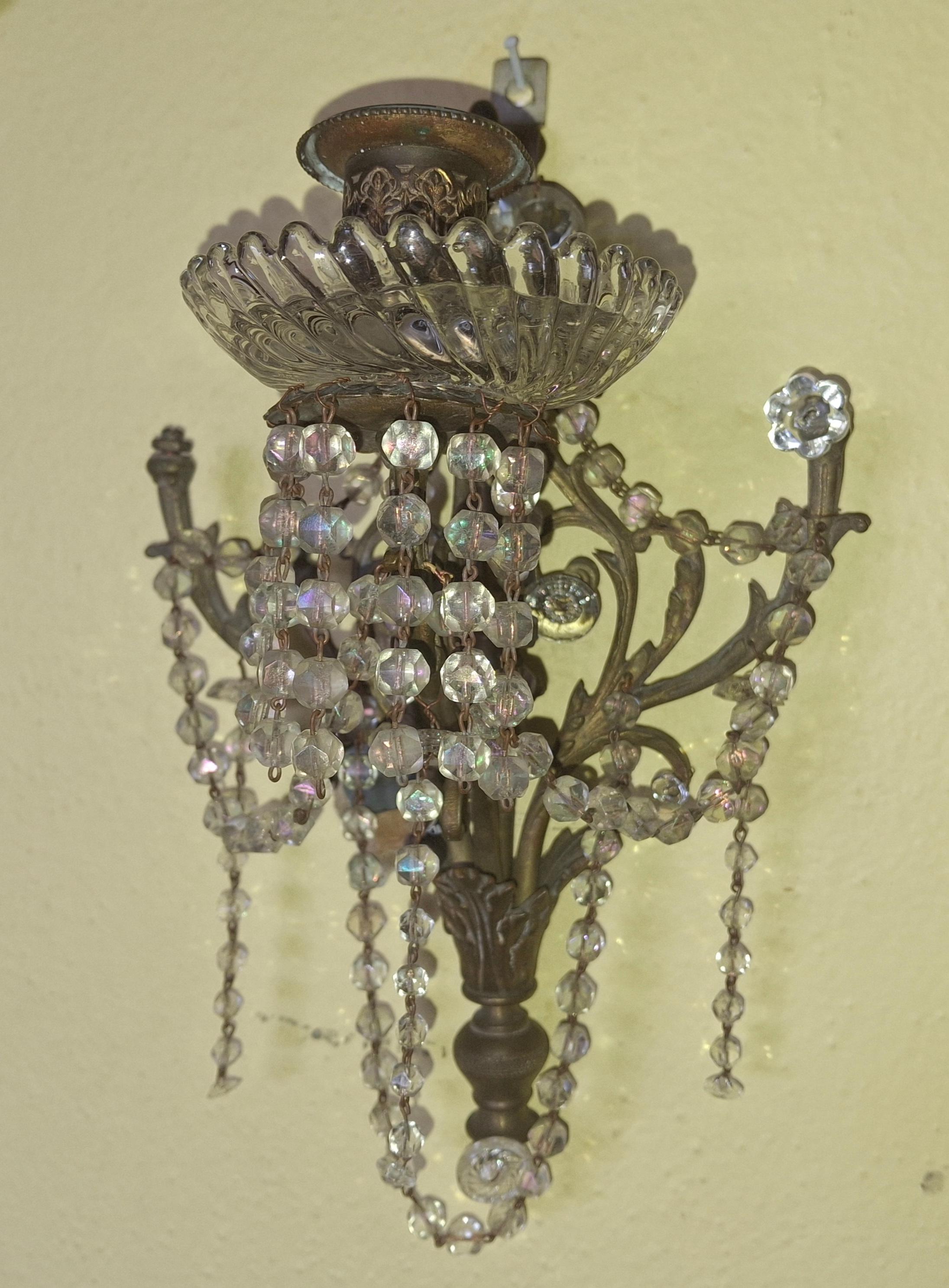 Paire d'appliques murales de style Régence française du 19e siècle en bronze avec cristal taillé en vente 7