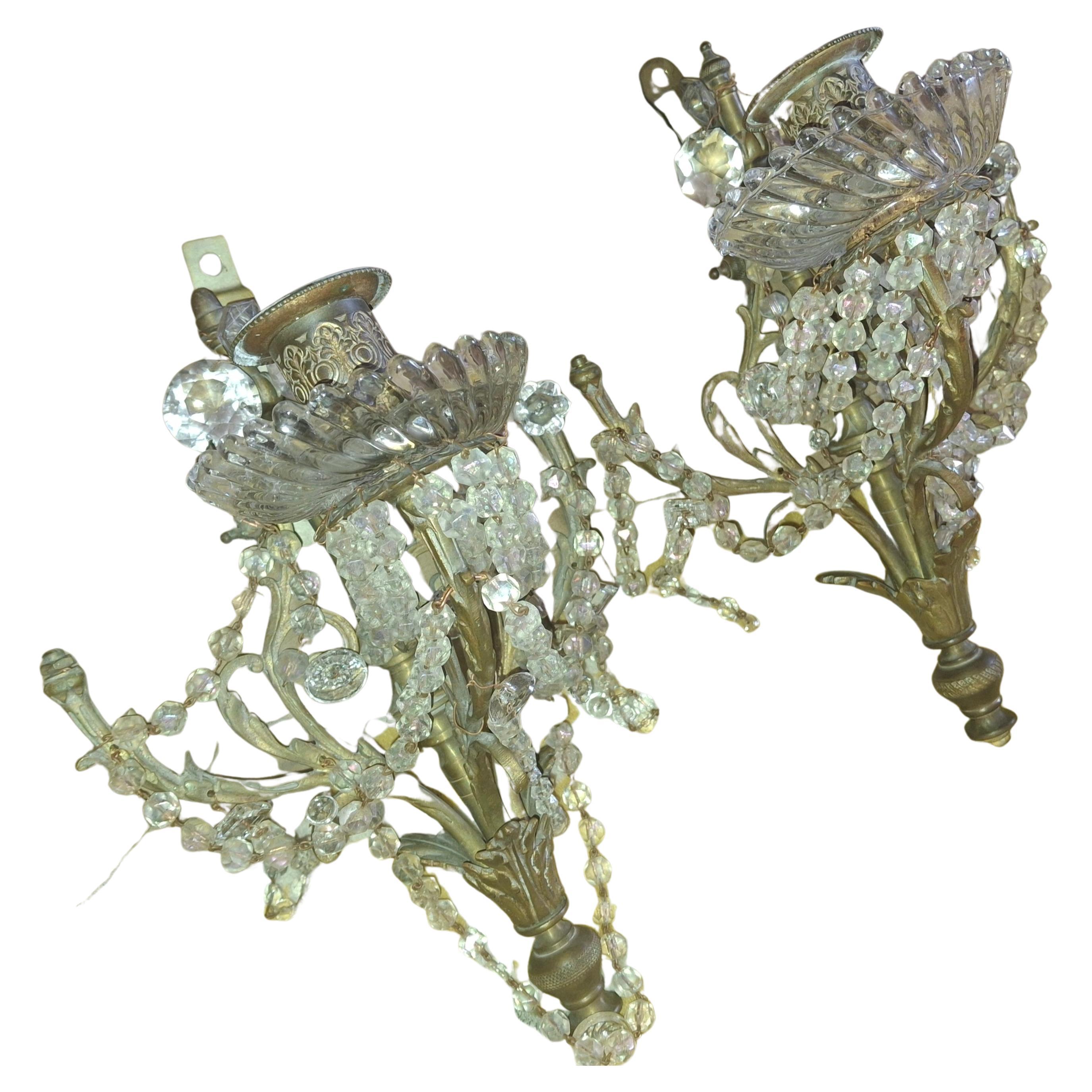 Paire d'appliques murales en bronze et cristal taillé de style Régence française du 19e siècle. Lumière unique, état d'origine non électrifié. Forme très détaillée de la flore. Pièces moulées de très haute qualité.