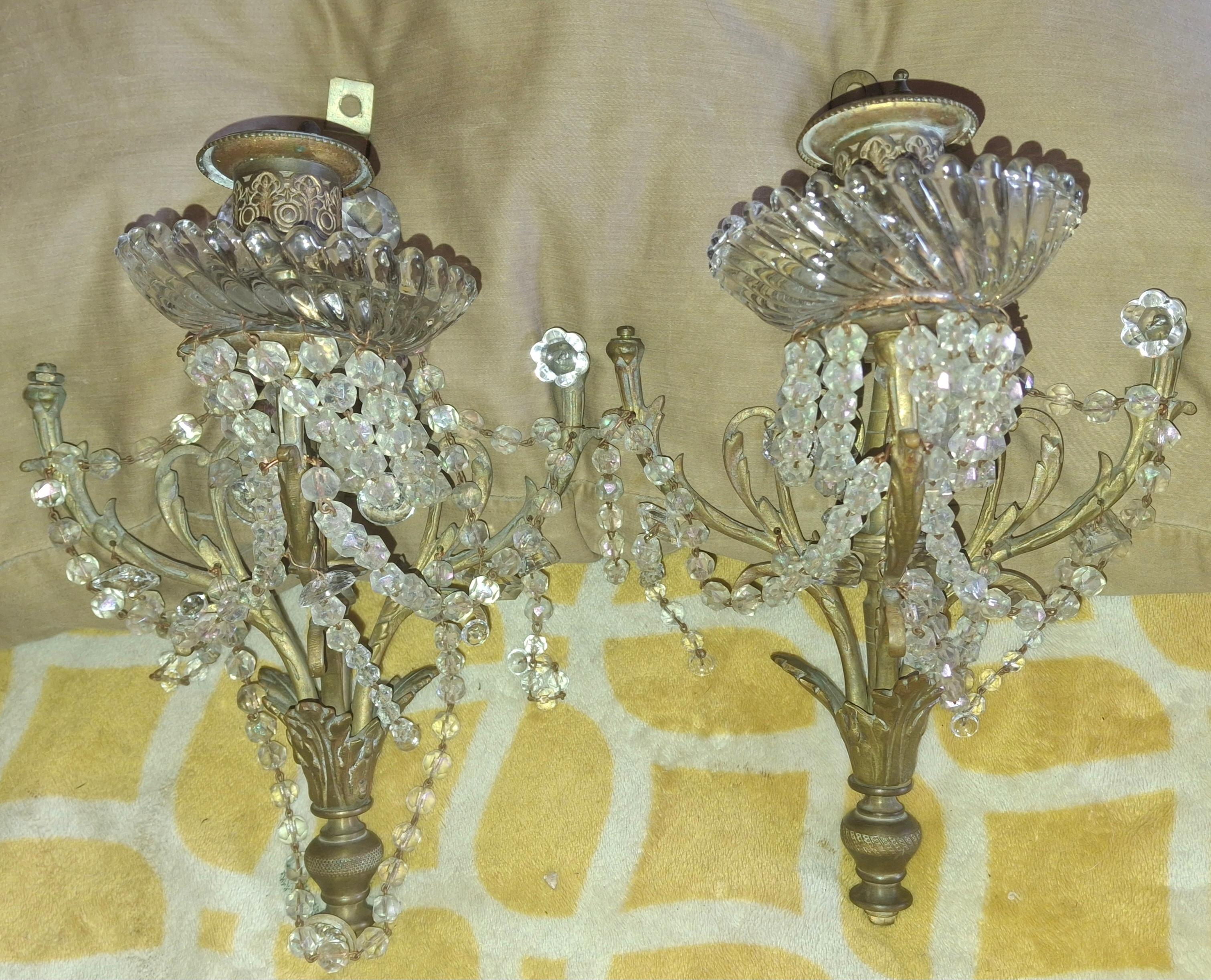 Regency Paire d'appliques murales de style Régence française du 19e siècle en bronze avec cristal taillé en vente