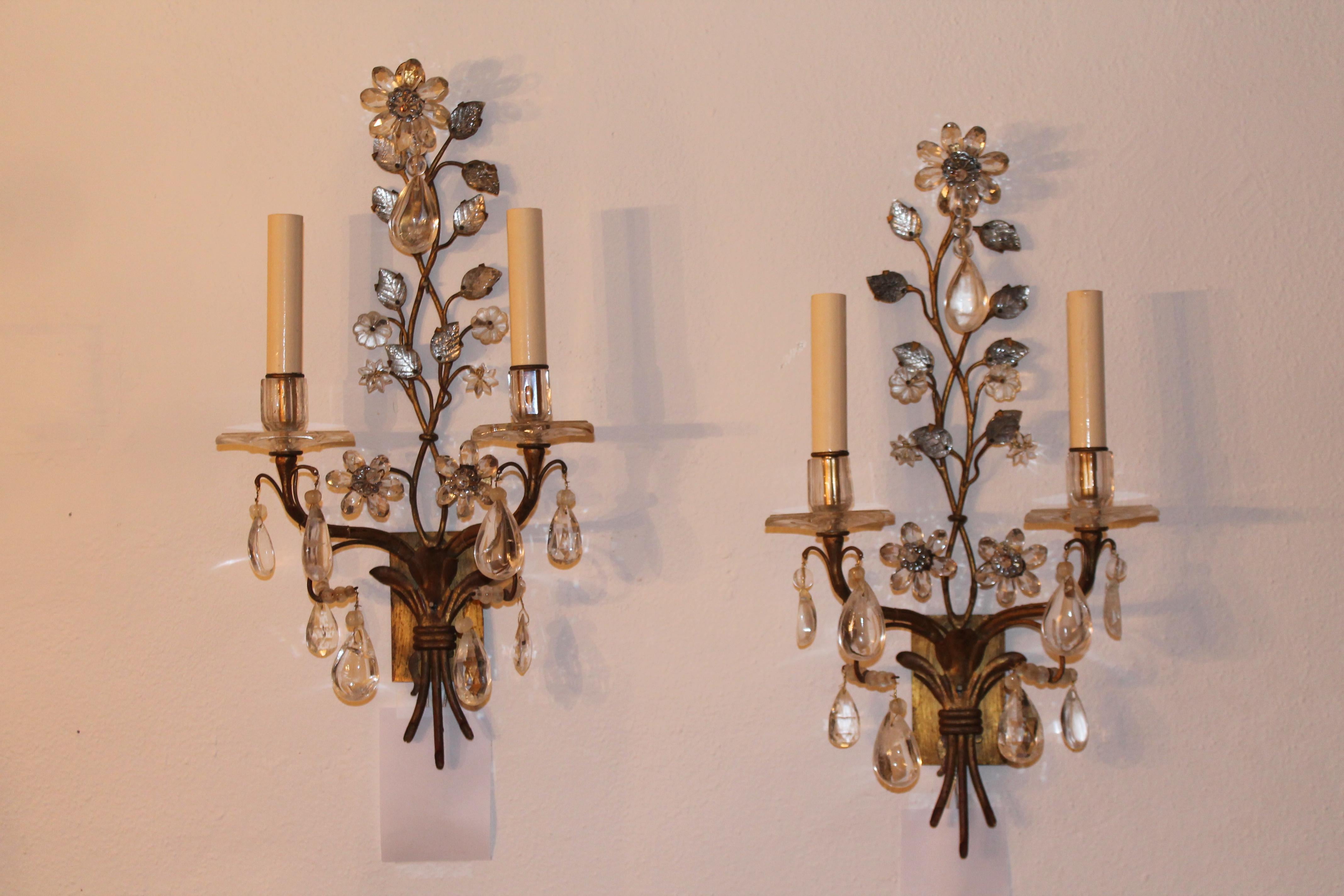 Bronzo Coppia di lampade da parete francesi del XIX secolo in pietra e cristallo trasparente a forma di fiore Maison Bagues in vendita