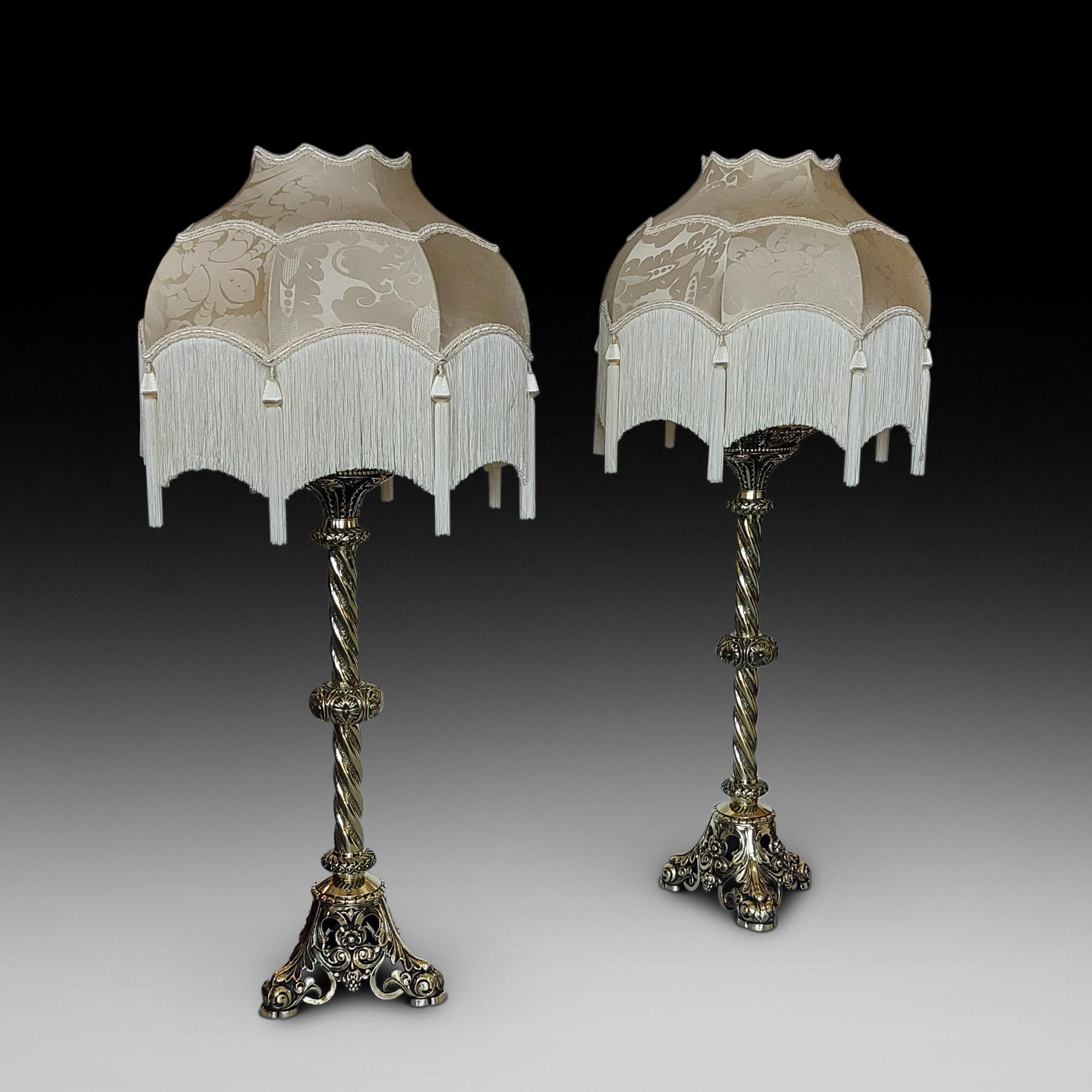 Paire de hauts meubles du 19e siècle. Chandeliers gothiques en laiton avec colonnes en torsion d'orge entrecoupées de feuilles de vigne, de feuilles d'acanthe et de rosettes - 18 