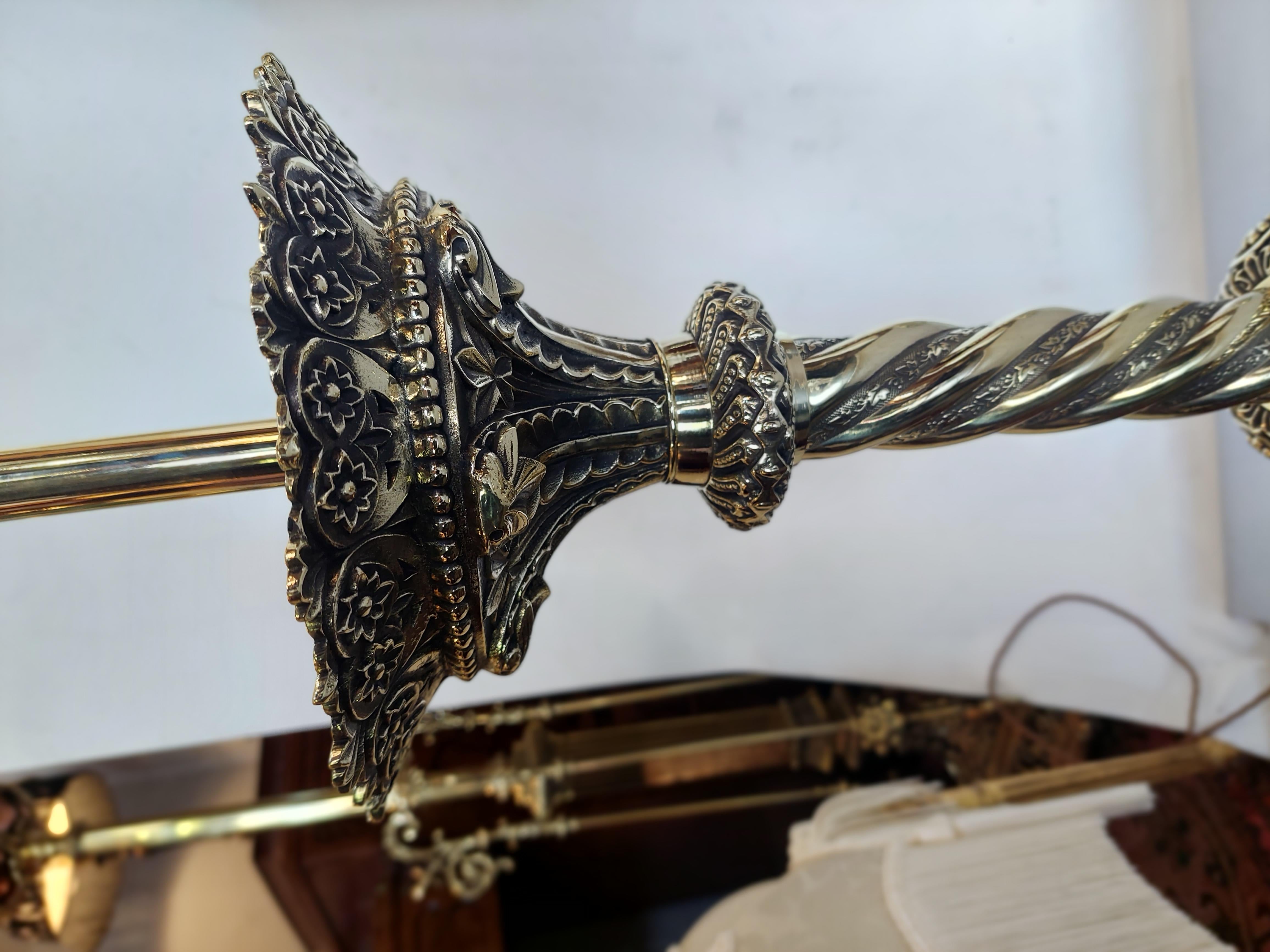 Néo-gothique Paire 19ème siècle. Lampes gothiques à bâtons rompus en laiton en vente