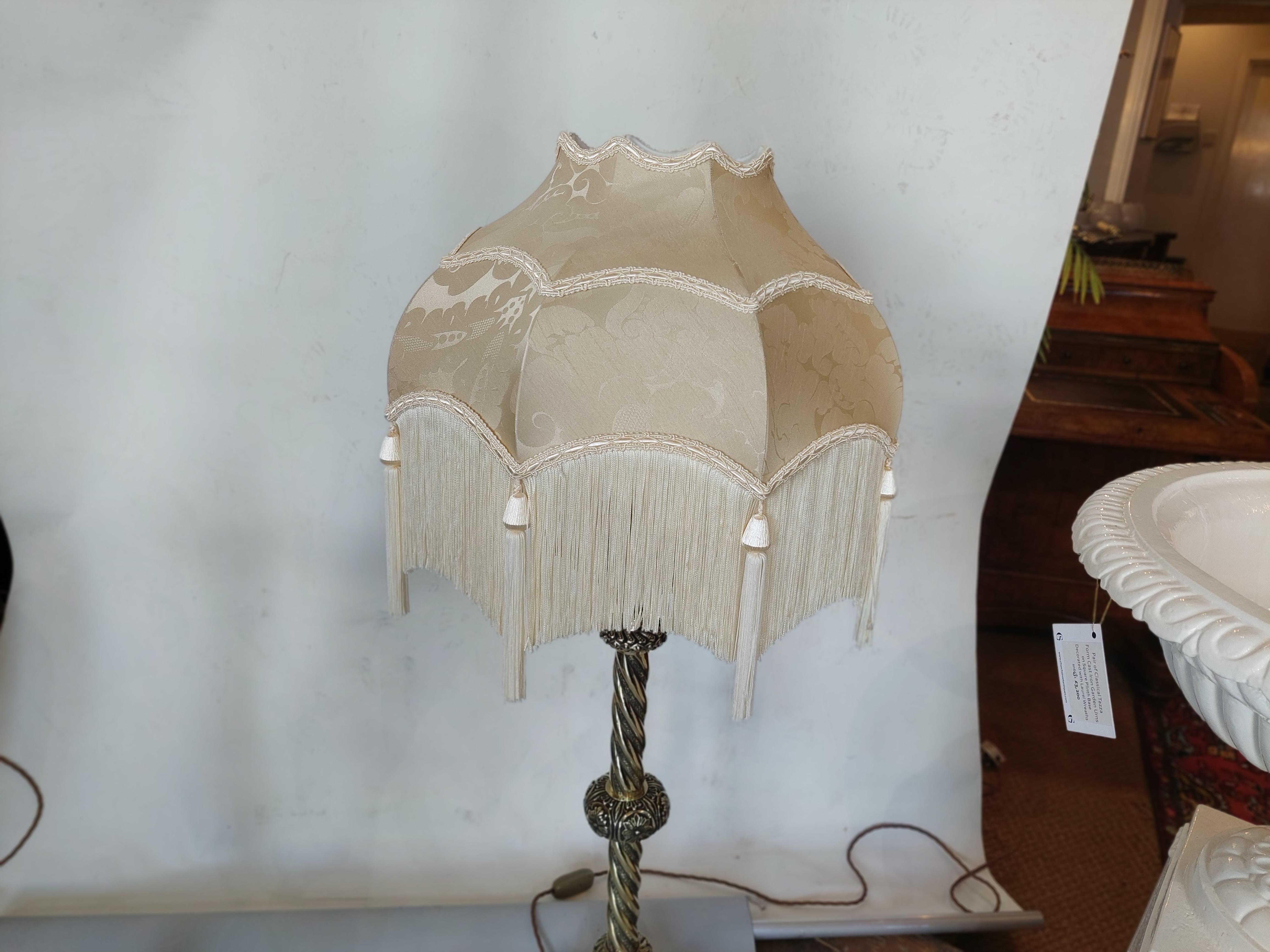 Milieu du XIXe siècle Paire 19ème siècle. Lampes gothiques à bâtons rompus en laiton en vente