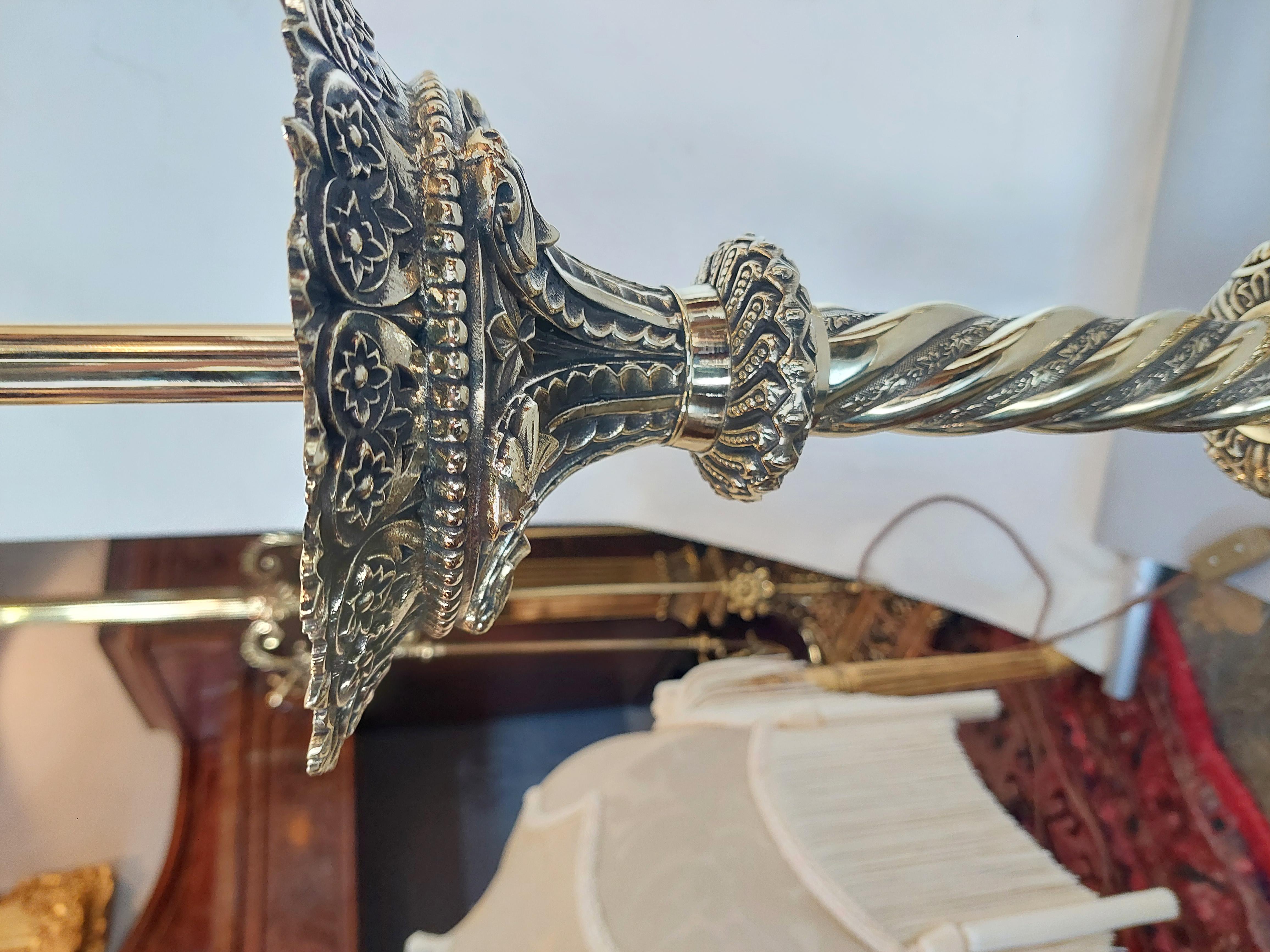 Laiton Paire 19ème siècle. Lampes gothiques à bâtons rompus en laiton en vente