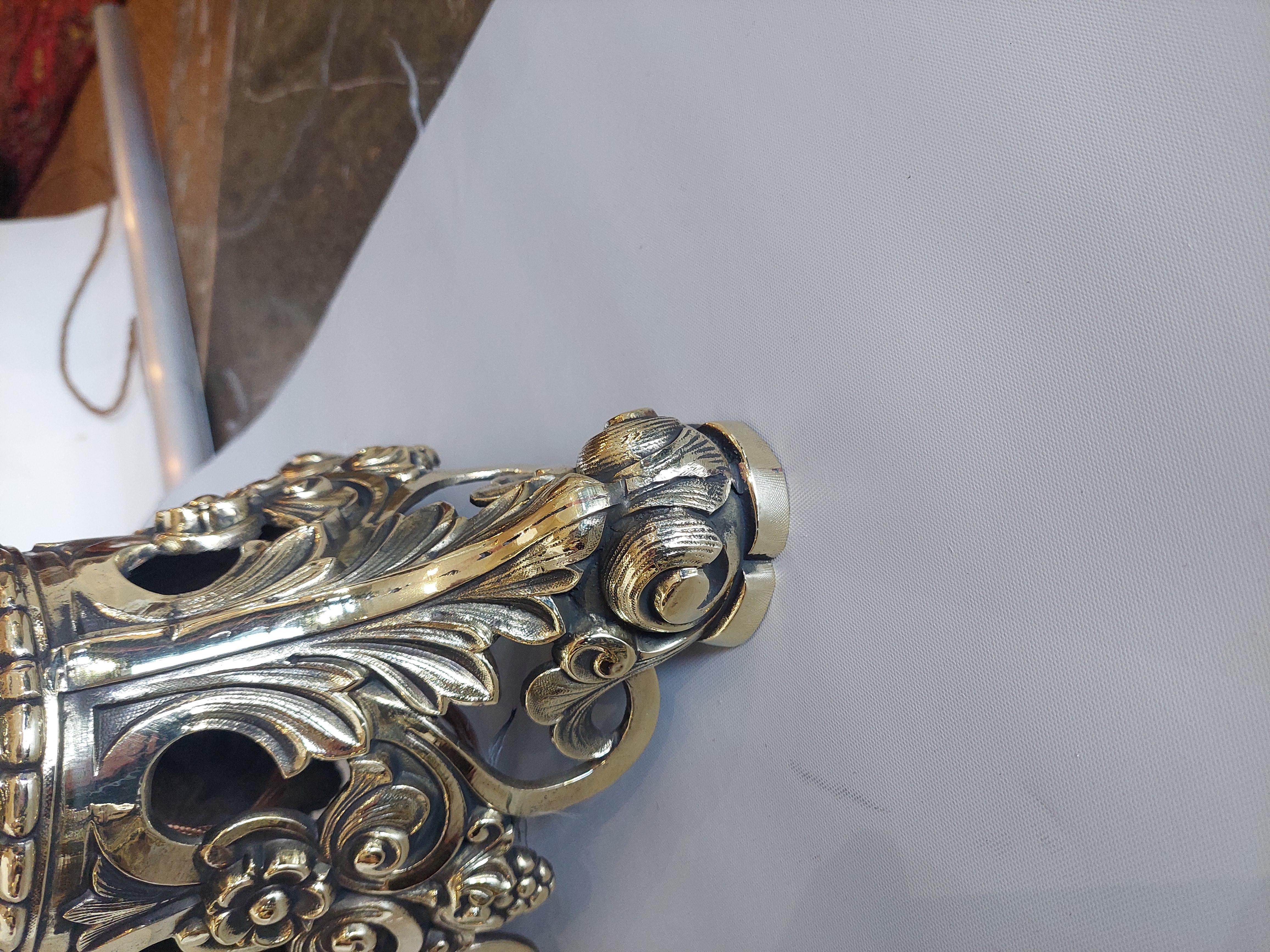 Paire 19ème siècle. Lampes gothiques à bâtons rompus en laiton en vente 2