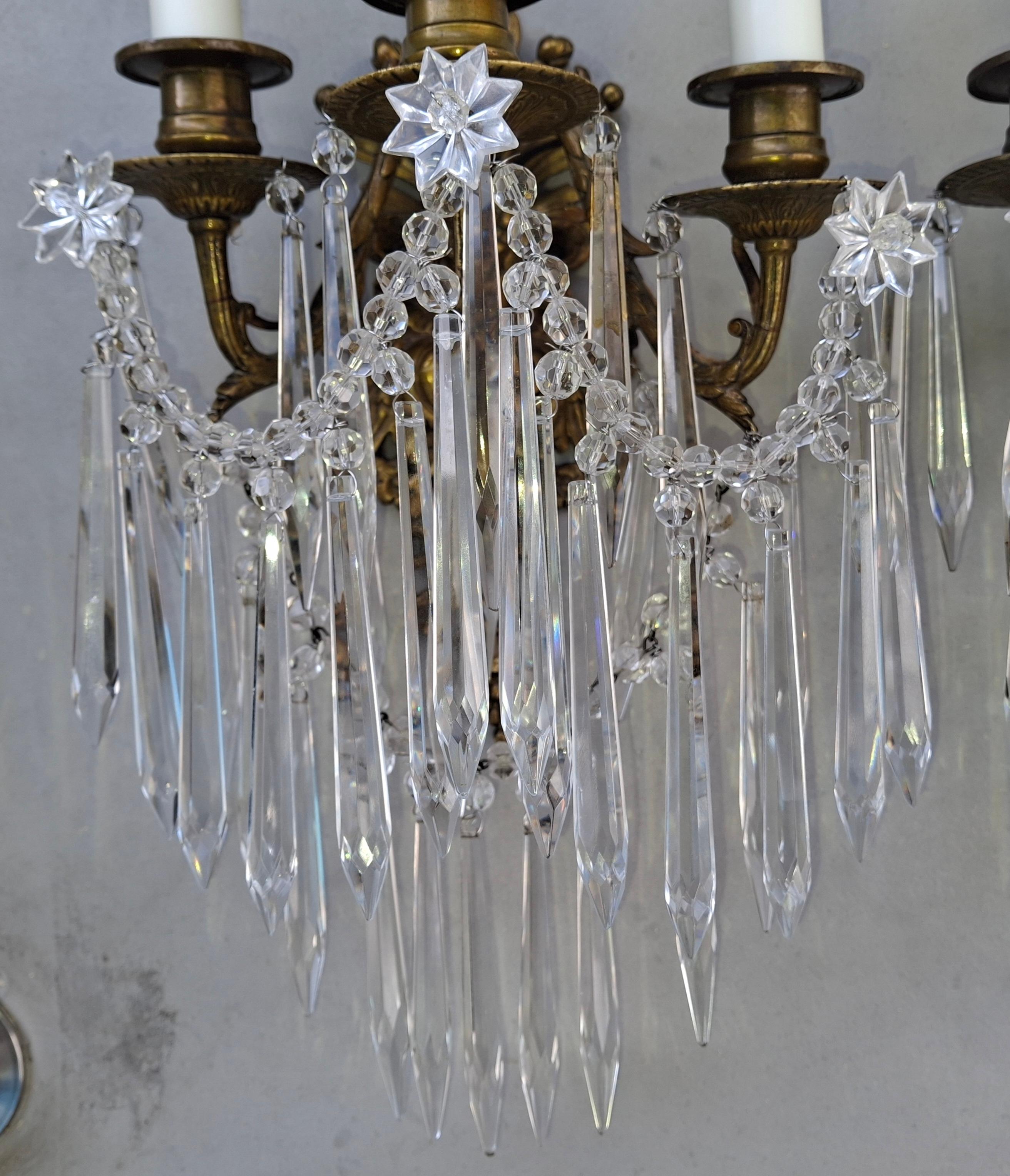 Paar 1Grand 9thc Französisch Regency Bronze mit Baccarat geschliffenem Kristall Wandleuchter im Angebot 9