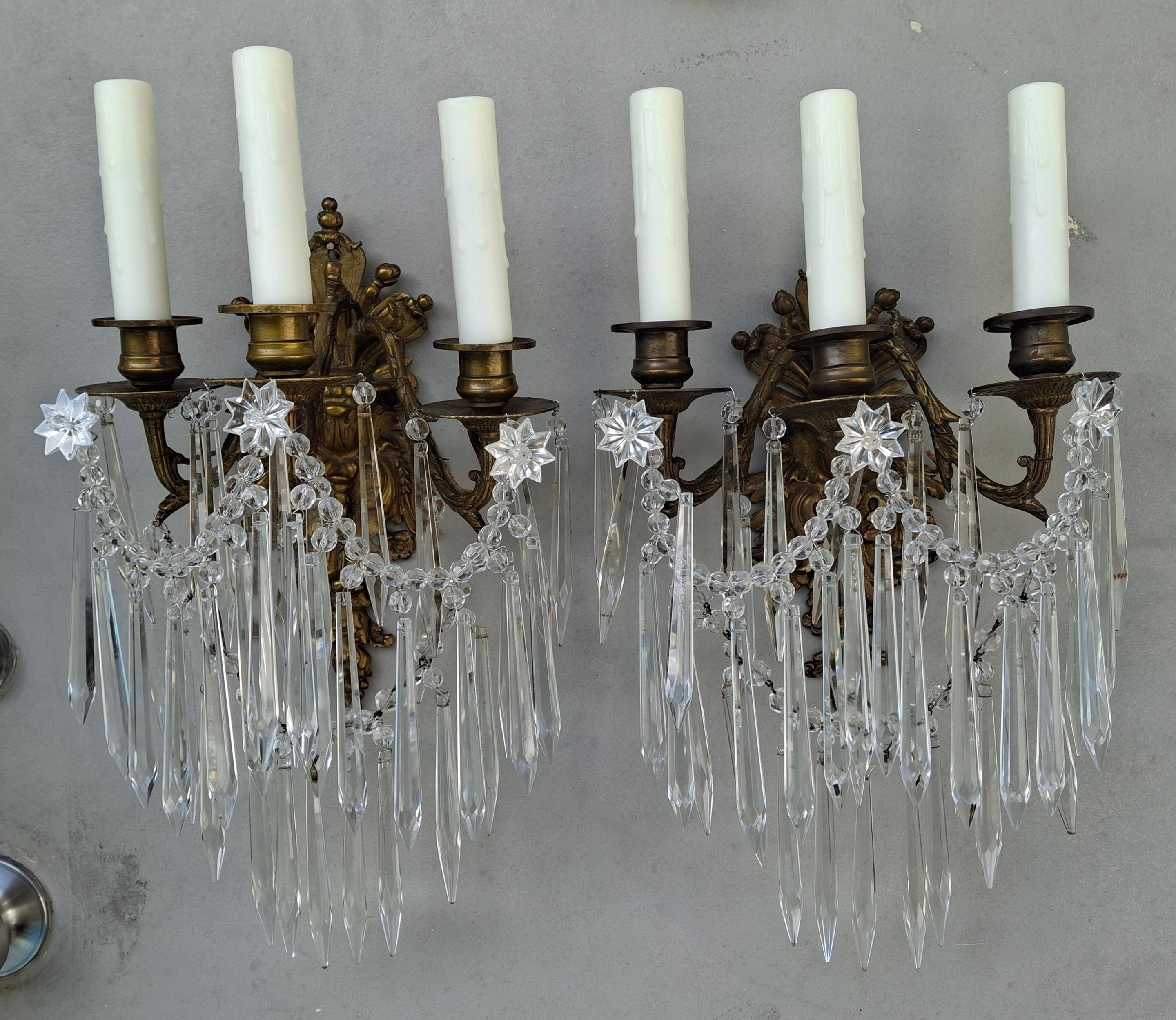 Paar 19thc Antike Französisch Regency Bronze mit geschliffenem Baccarat Kristall Wandleuchten. Wunderschöne Beleuchtung! Detaillierte Bronze umrahmt mit Baccarat Kristall. Hochwertige Kerzenabdeckungen aus Bienenwachs. Erwerb von French Manor.