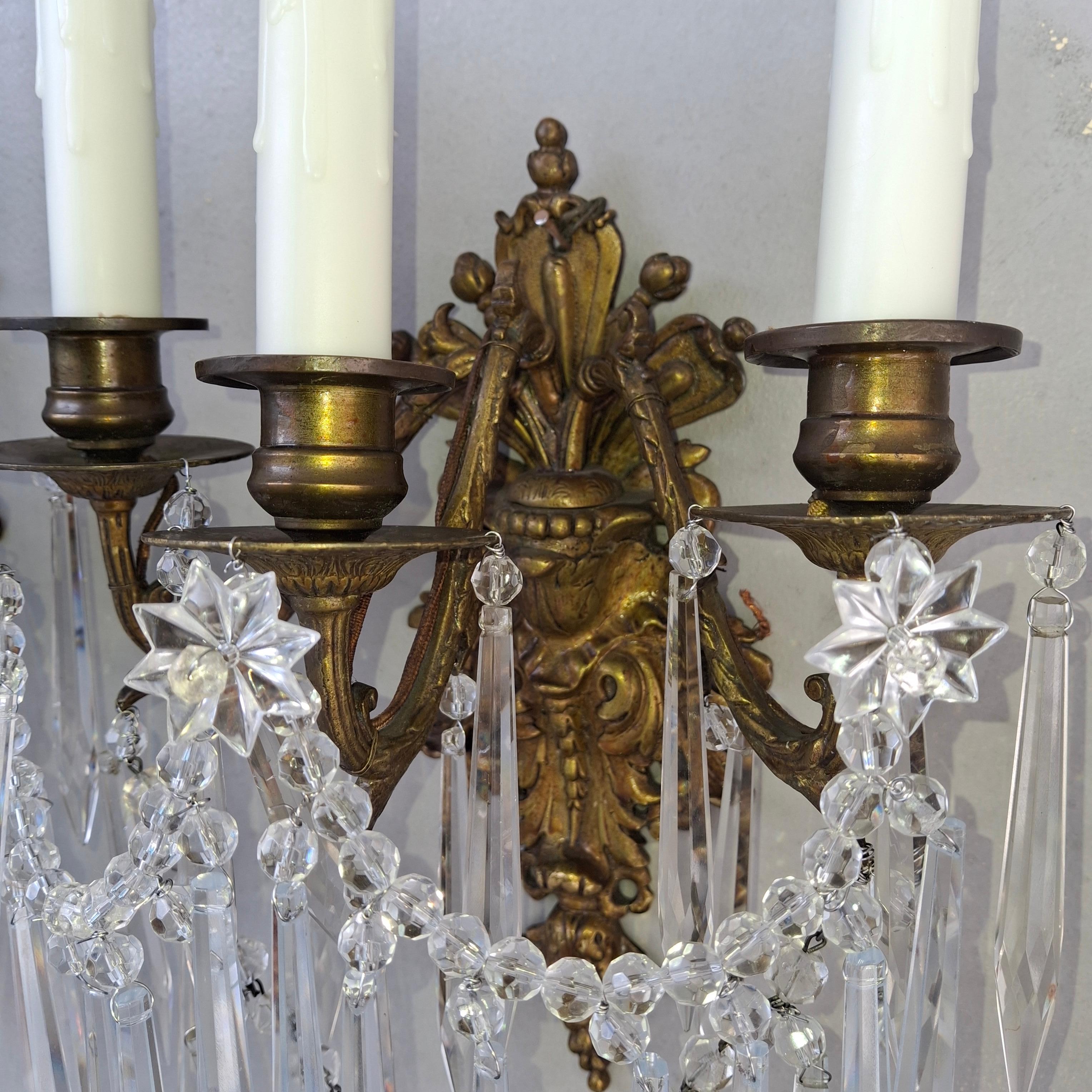 Paar 1Grand 9thc Französisch Regency Bronze mit Baccarat geschliffenem Kristall Wandleuchter im Angebot 4