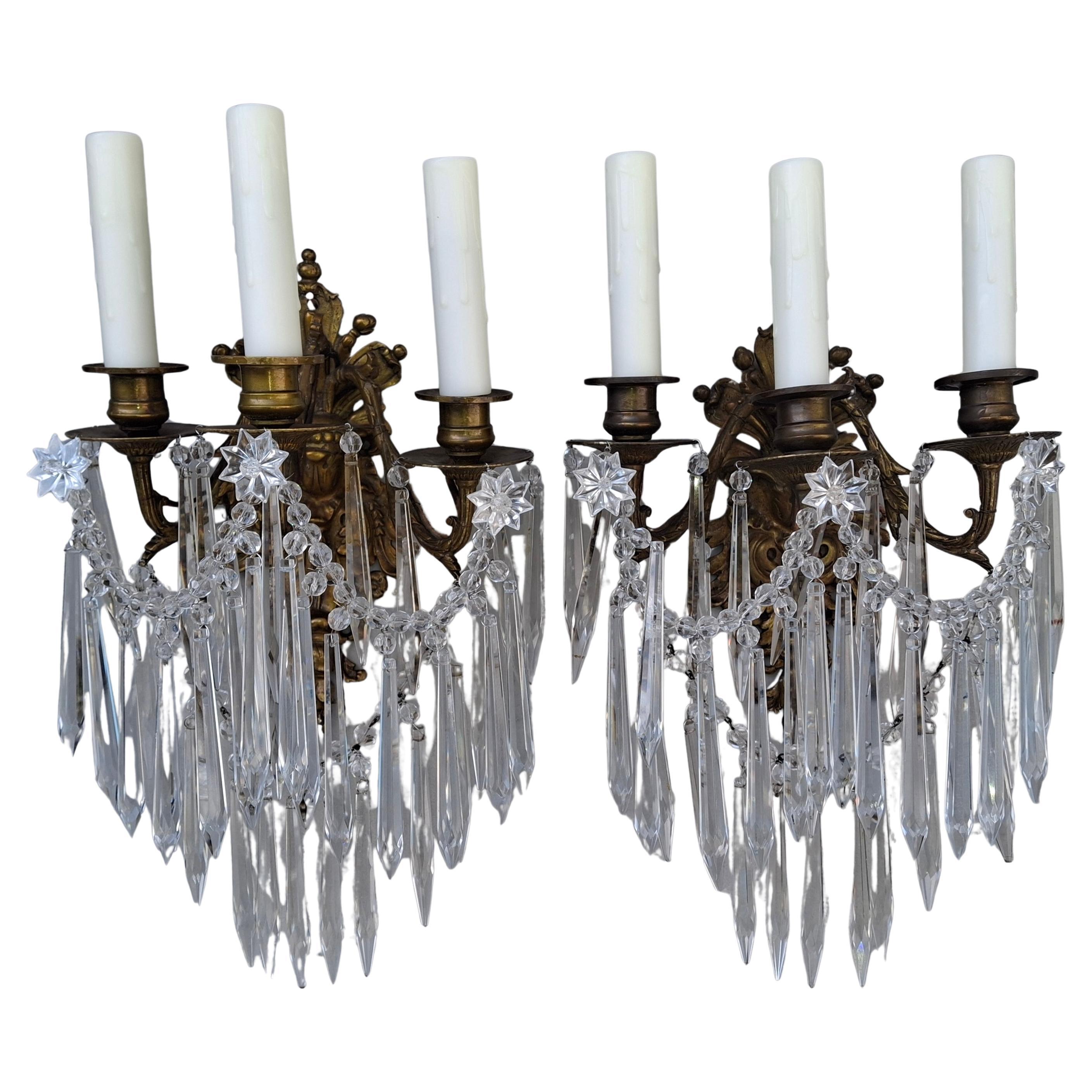 Paar 1Grand 9thc Französisch Regency Bronze mit Baccarat geschliffenem Kristall Wandleuchter