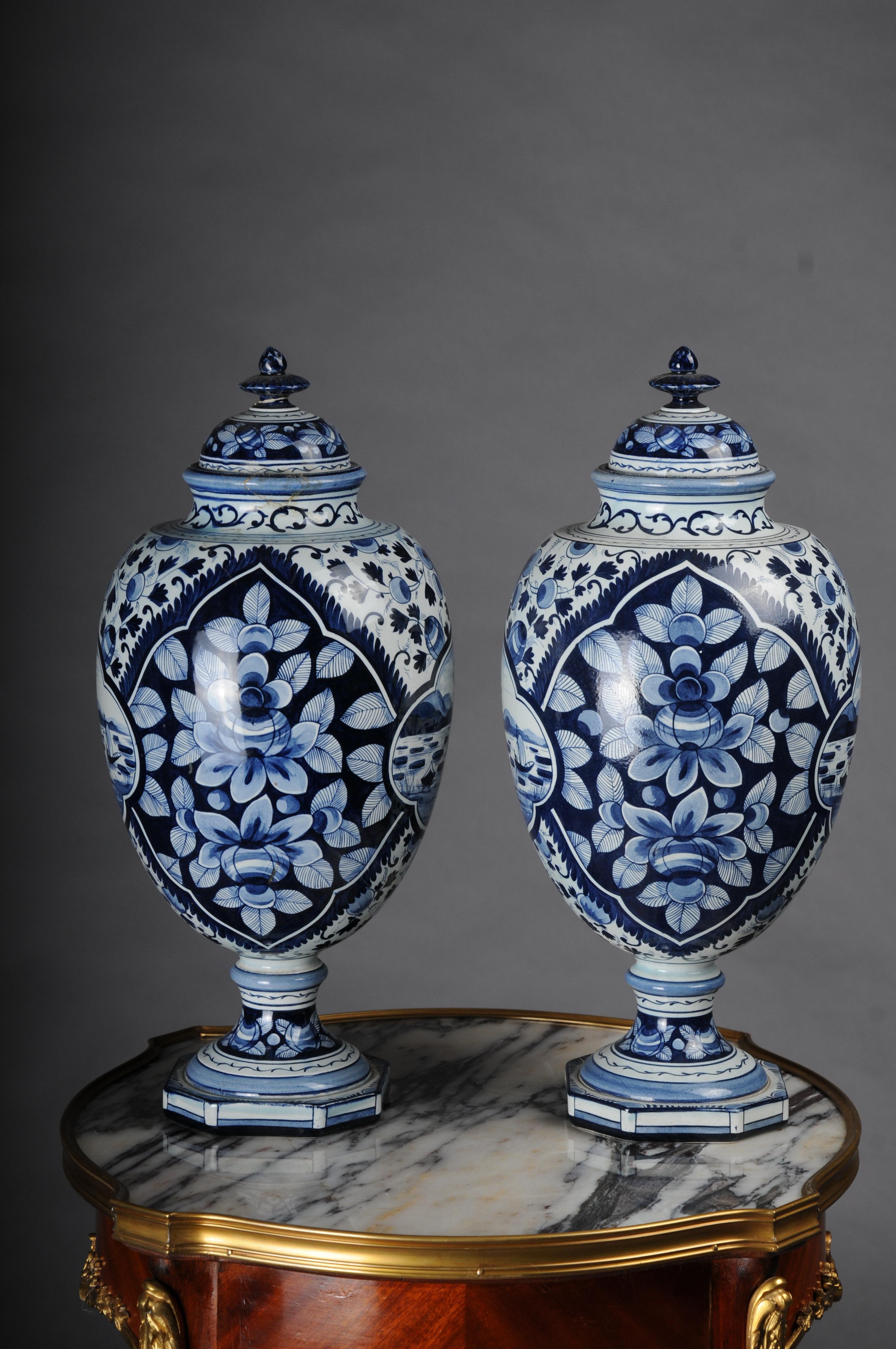 Néerlandais Paire (2) de vases à couvercle Delft, 20e siècle en vente