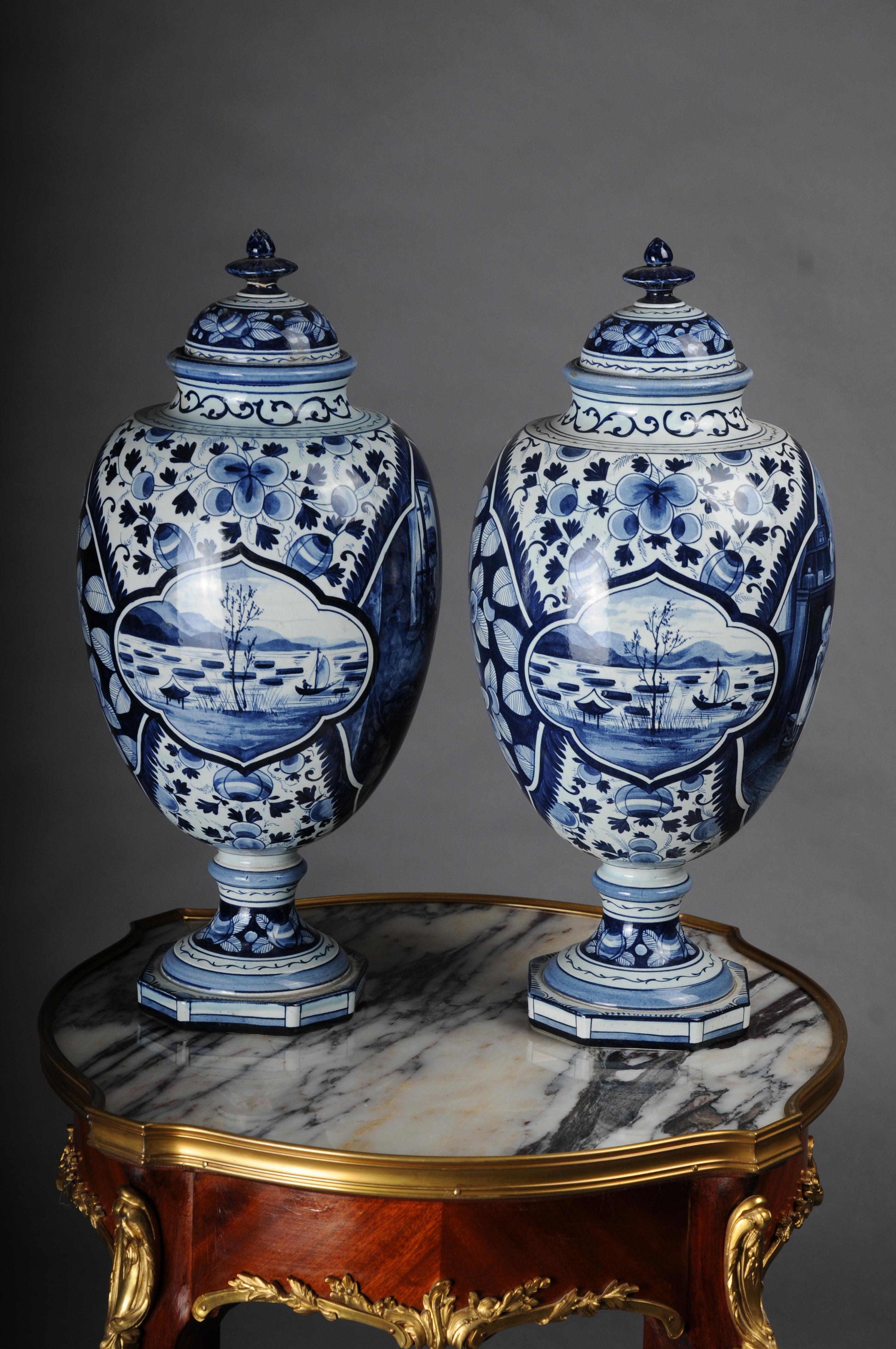 Paire (2) de vases à couvercle Delft, 20e siècle Bon état - En vente à Berlin, DE