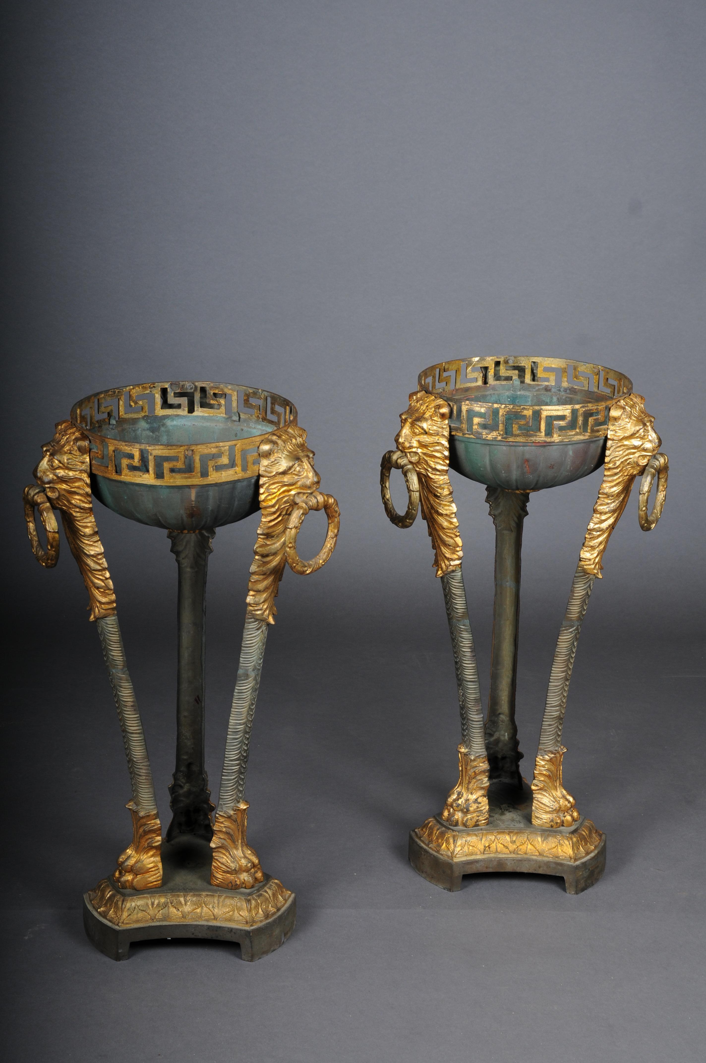 Pair (2) gueridons/flower columns in Athens, France, 19th century

Metal, partly gilded. Tripod frame flanked by three-dimensional lion heads with gripping handles, base with clawed feet. Antique Greek decor with a meander edge.

The gueridons can