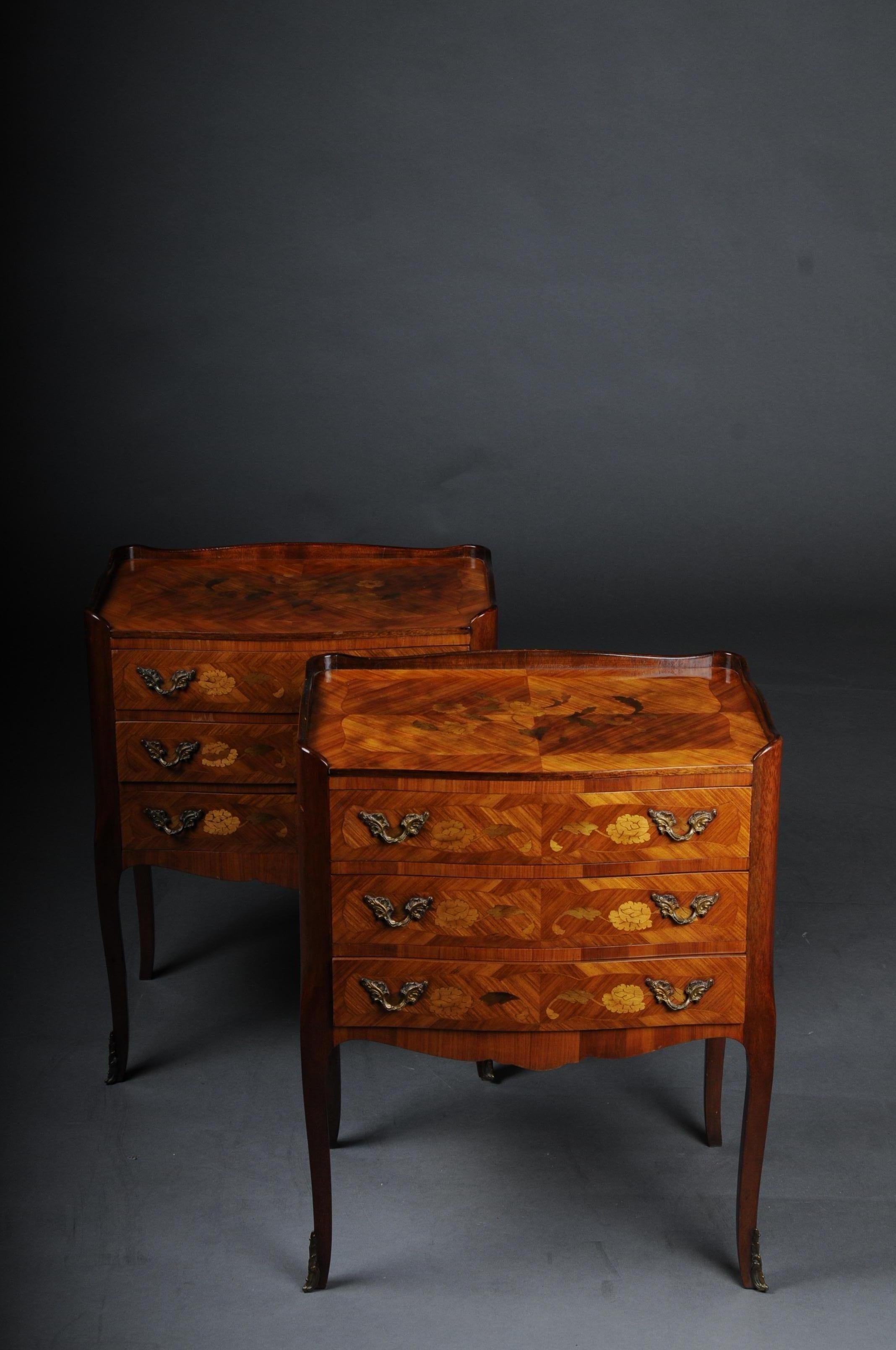 Pair of (2) chests of drawers Louis XV 20th century, marquetry

Solid wood with marquetry tulip veneer. Each 3 drawer box body with decorated brass handle. Cover plate with high border. Body on tall, elegant legs. Extremely decorative and