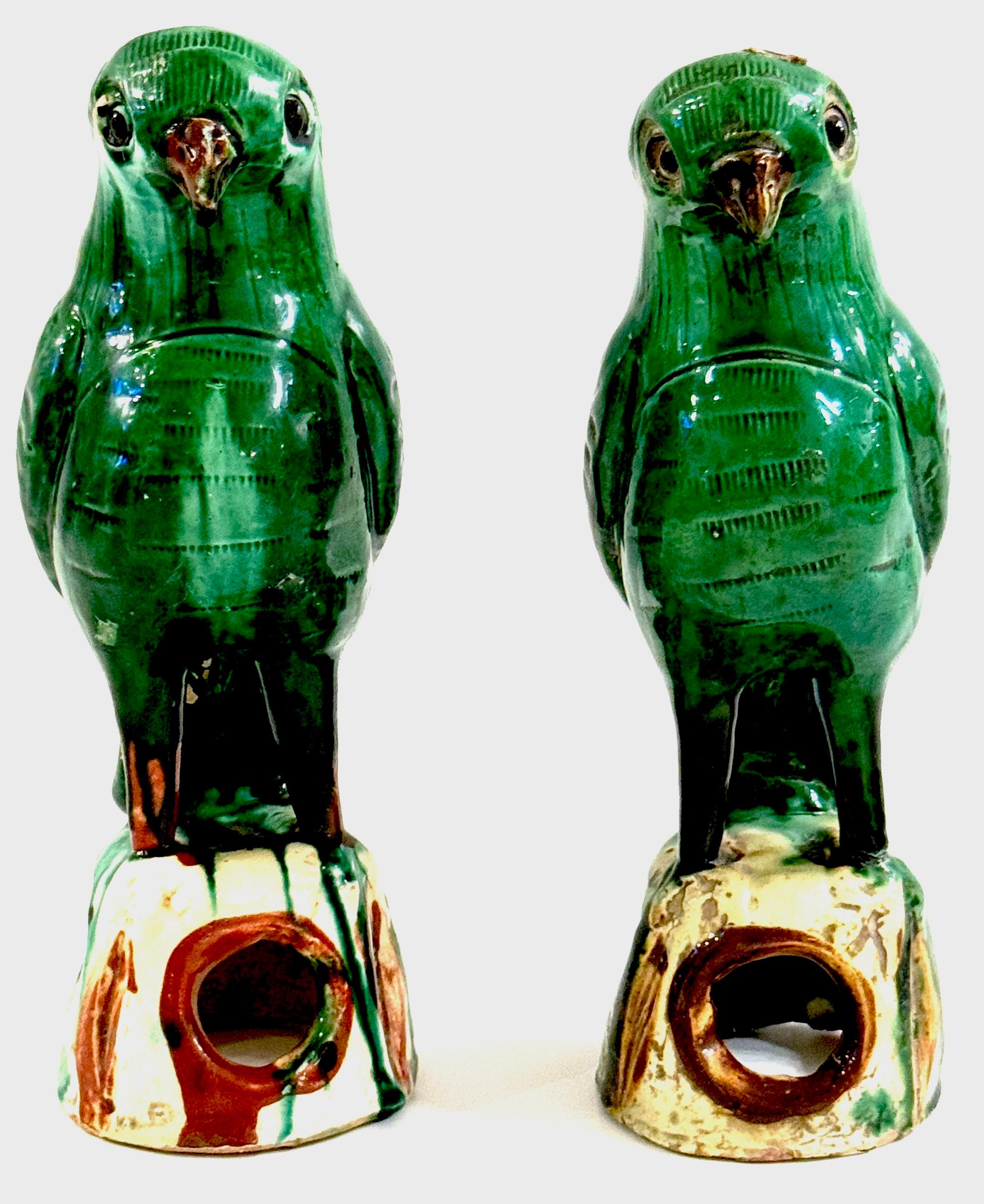 Coppia #2: Pappagalli da esportazione cinese in porcellana verde Sancai smaltata

Cina, fine del XIX secolo

Questa eccezionale coppia di pappagalli in porcellana cinese d'esportazione smaltata Greene & Greene, realizzata alla fine del XIX secolo,