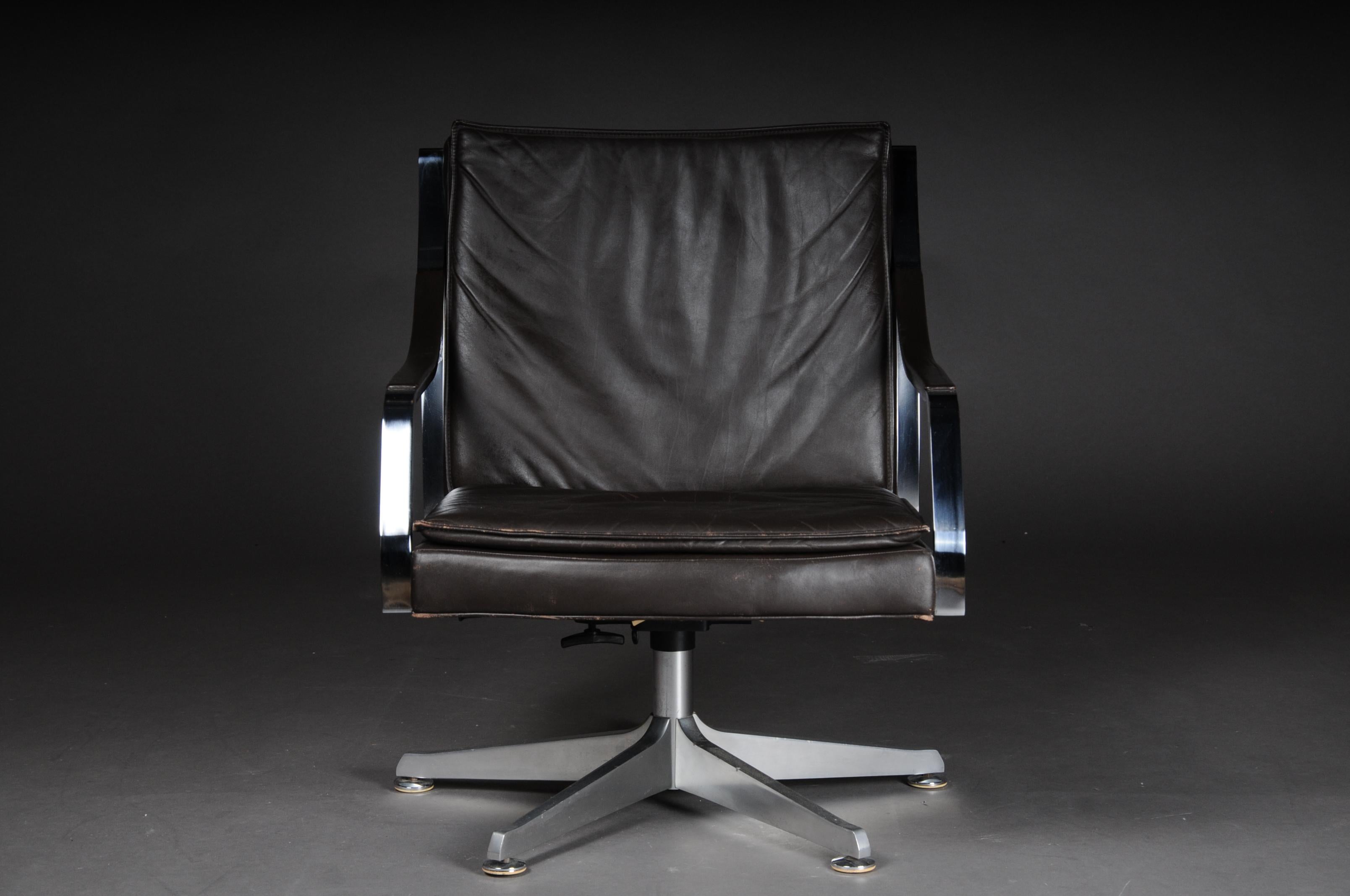 Paire de (2) fauteuils / chaises longues design vintage Norvège, 1970

Paire de fauteuils vintage exclusifs. Cuir souple foncé. Avec fonction de rotation et d'inclinaison. Cuir très doux et confortable. Coque de siège sur un cadre en aluminium en