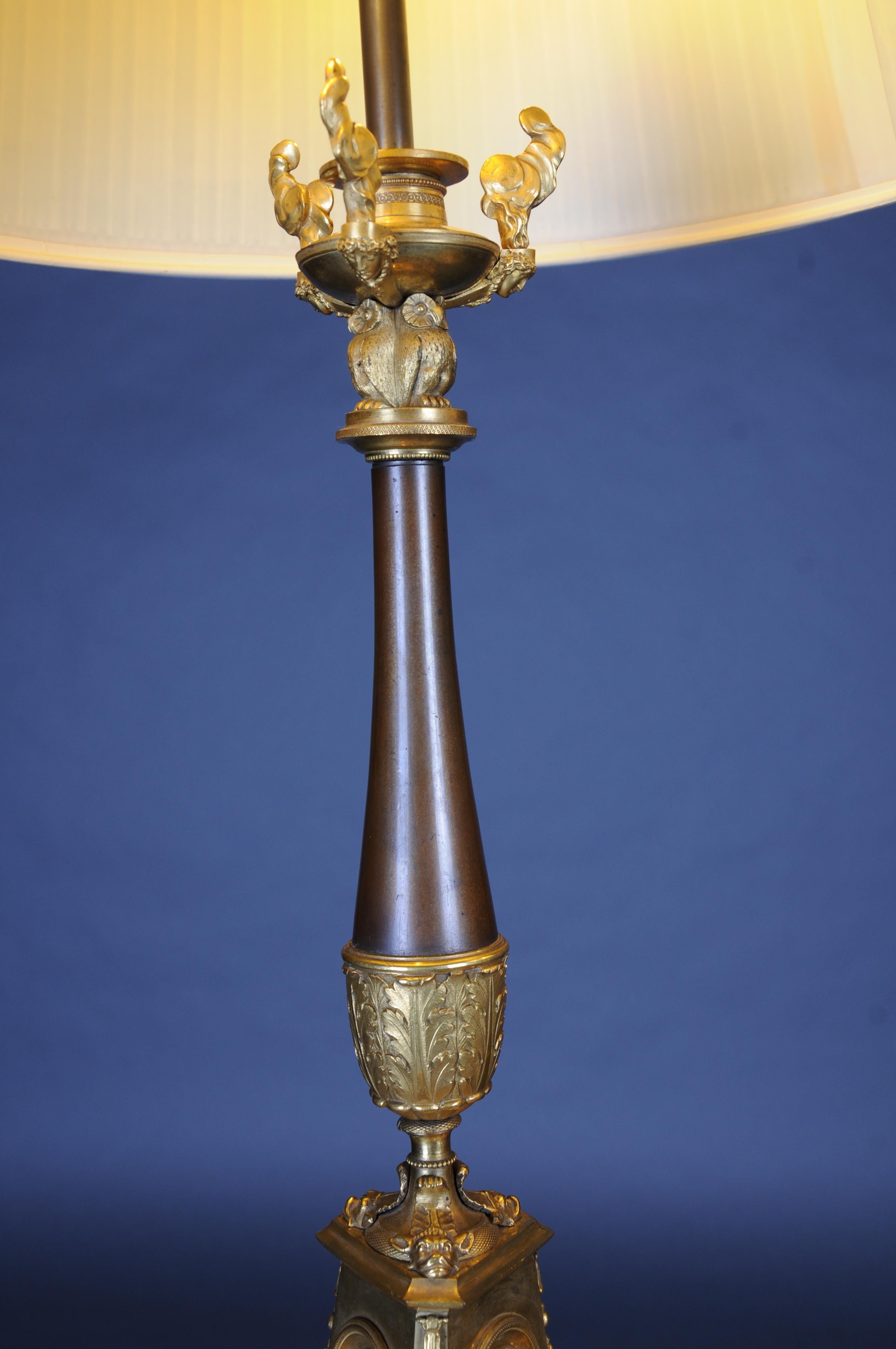 Paar (2) Empire-Bronze-Tischlampen aus der Zeit um 1805, Paris, Feuer vergoldet. im Zustand „Gut“ im Angebot in Berlin, DE