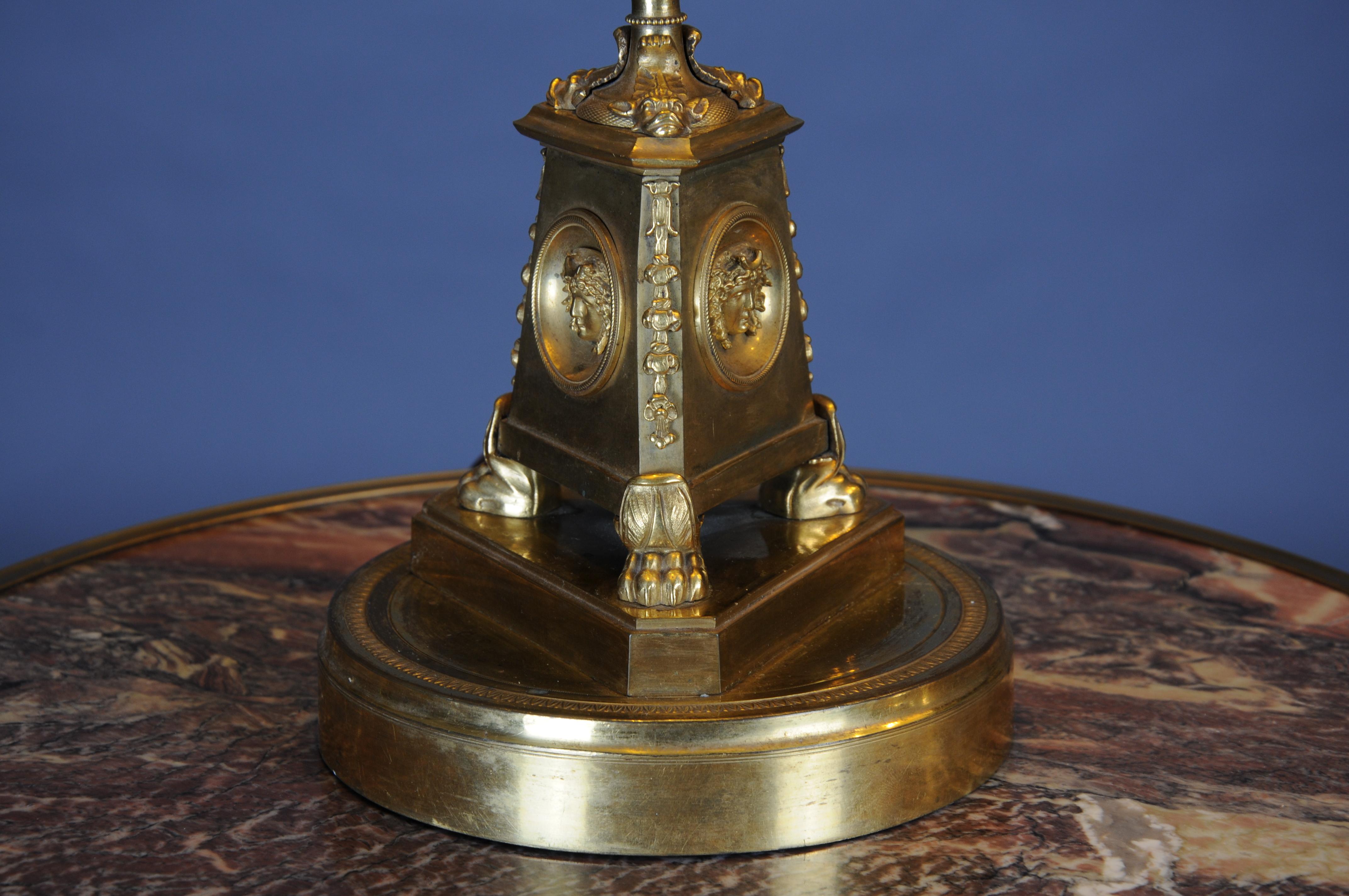 Paire (2) de lampes de table en bronze Empire vers 1805, Paris, dorées au feu. en vente 1