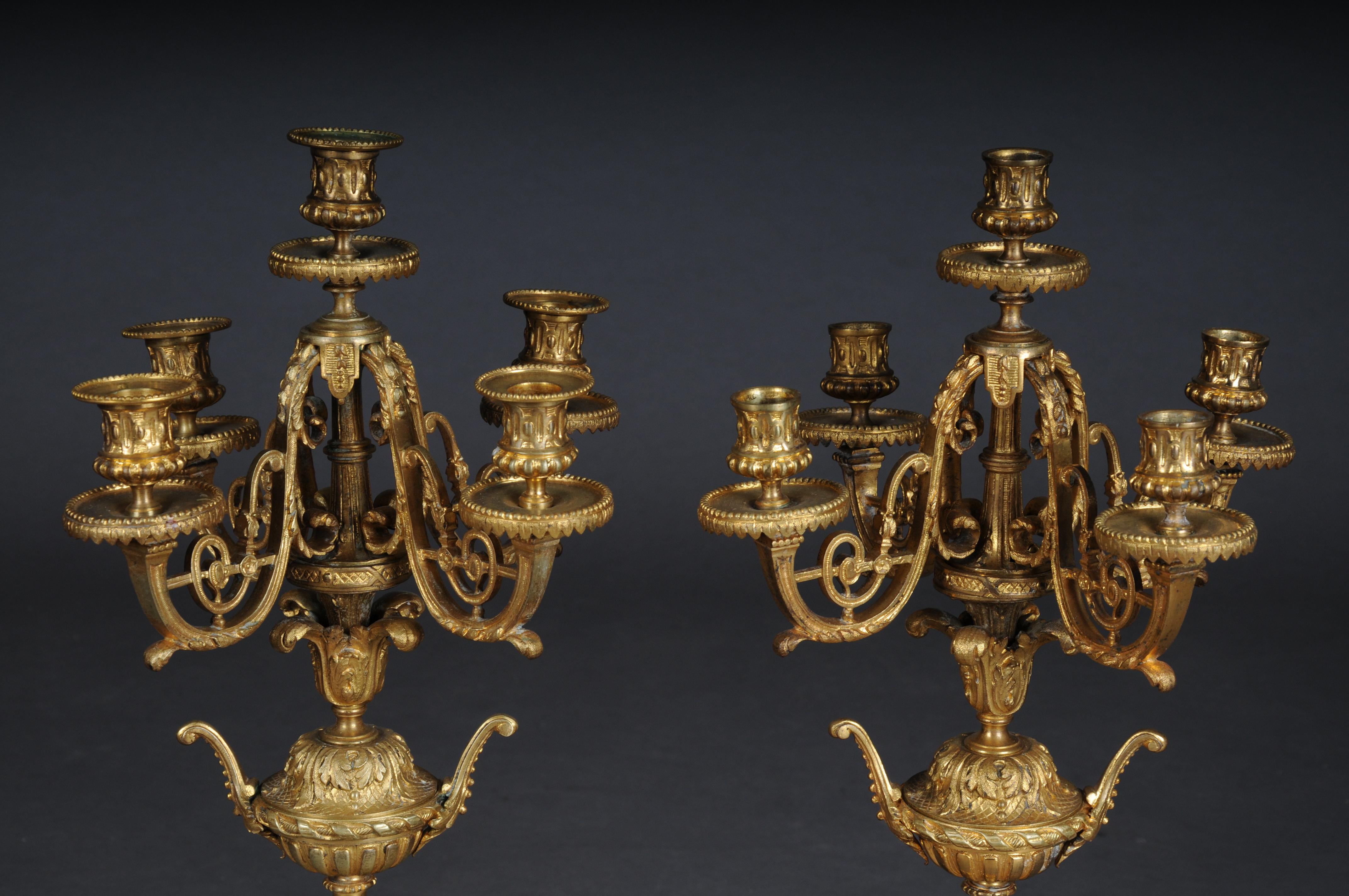 Paar (2) französische Historismus-Kerzenleuchter, vergoldete Bronze um 1880

Verschnörkelte Kerzenhalter, vergoldete Bronze. Kerzenständer mit je 5 Flammen, unterer Teil teilweise auf Voluten- und Tatzenfüßen stehend. Sehr dekorativ und
