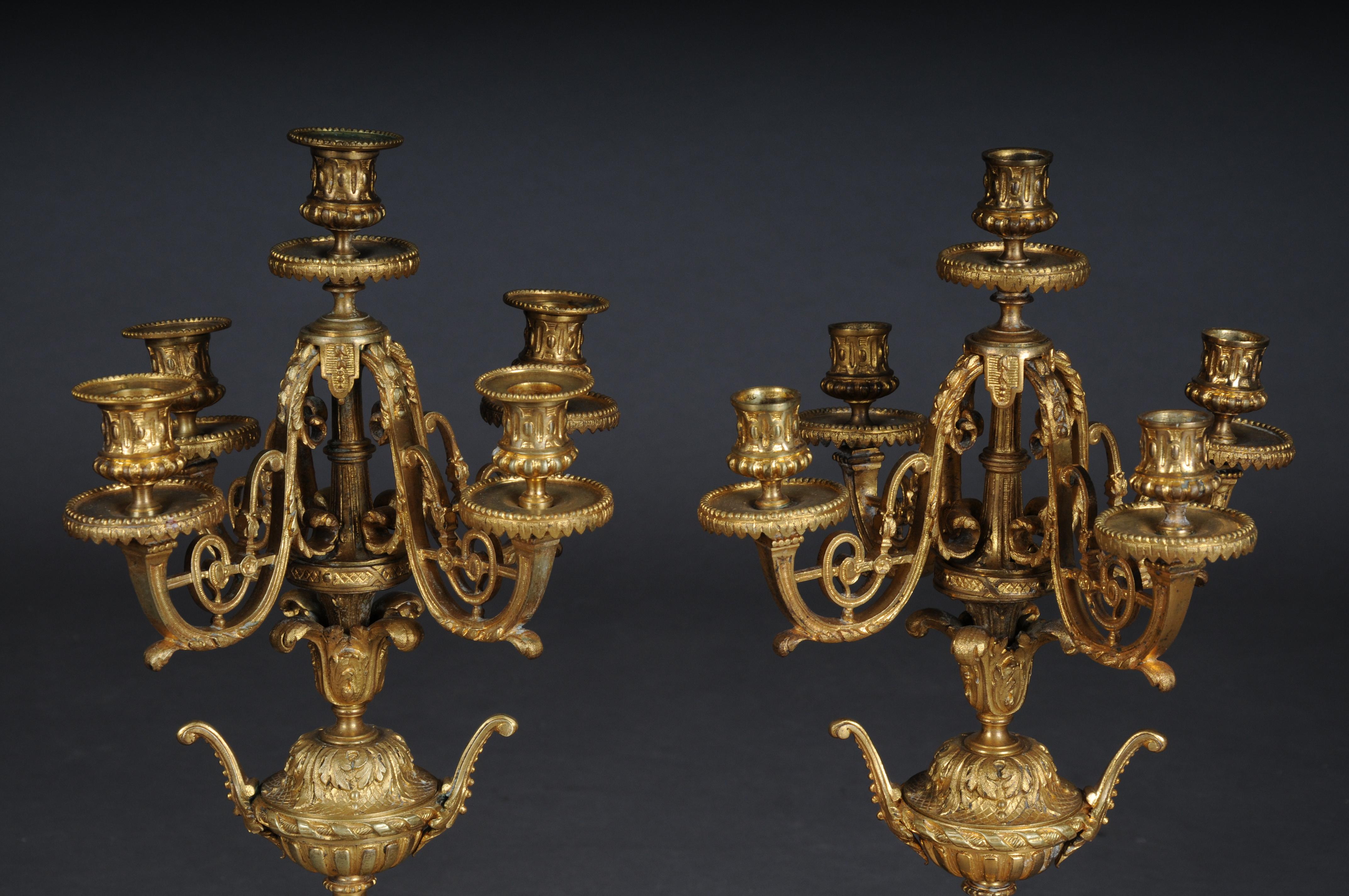 Coppia (2) candelabri dello storicismo francese, bronzo dorato 1880 circa

Candelieri ornati, bronzo dorato. Candelieri con 5 fiamme ciascuno, la parte inferiore poggia in parte su piedi a voluta e a zampa. Molto decorativo e ornato.

Francia, il
