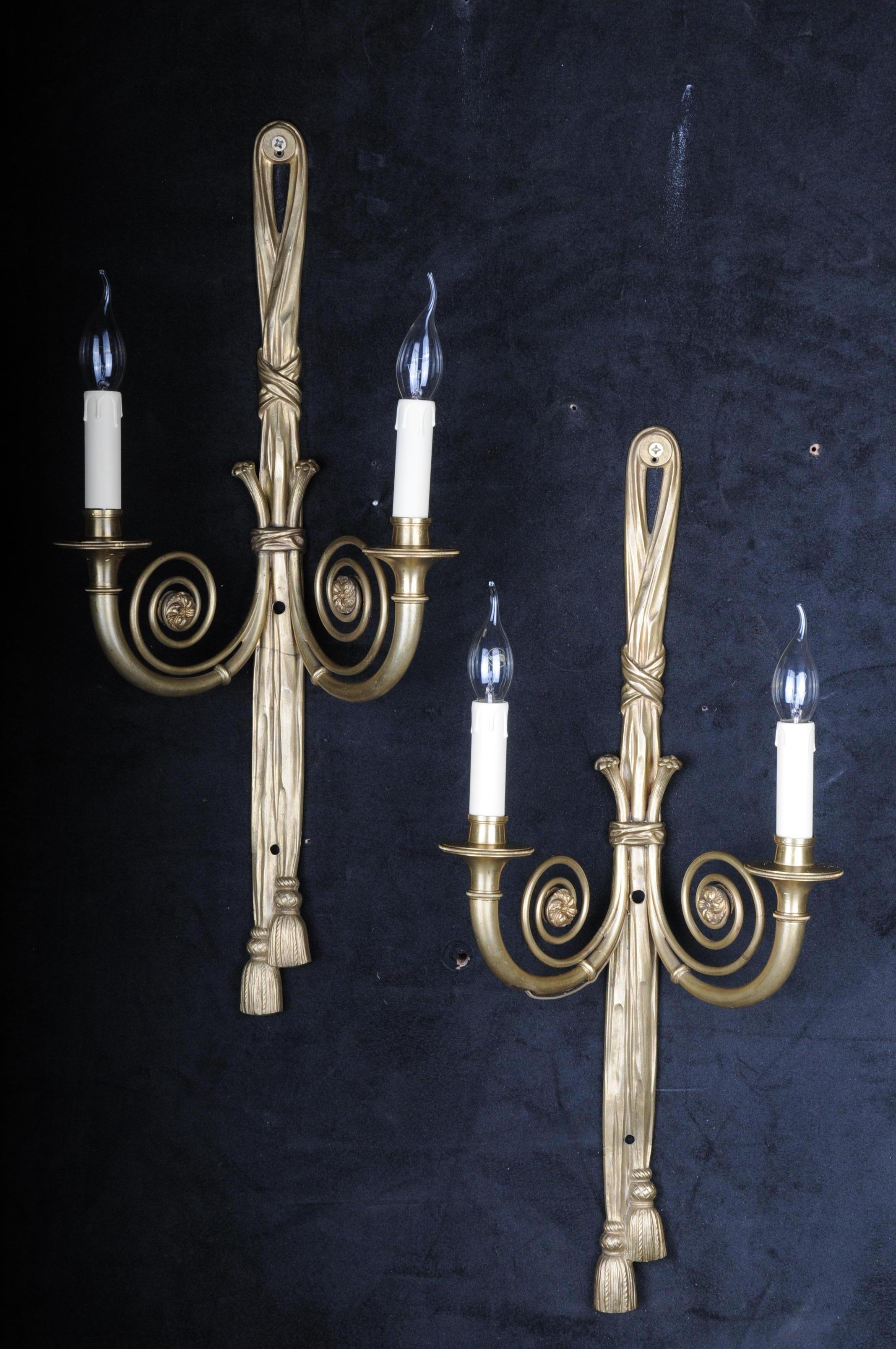 Pair (2) French wall appliques / wall sconces, early 20th century

The shaft of the column is chiselled in bronze and crowned by plastic, classicistic ribbons. 2 light arms each, electrified.