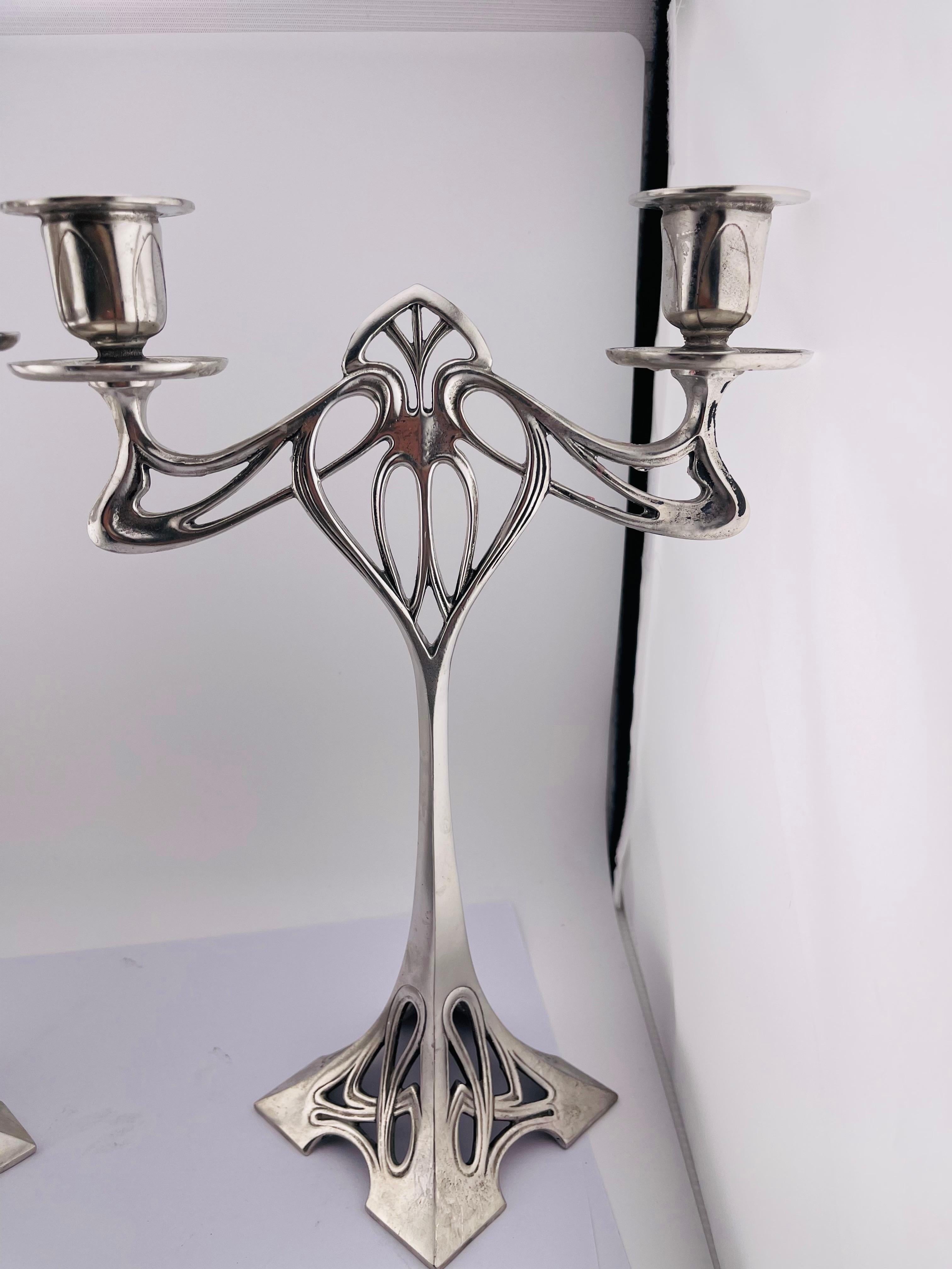 Tedesco Coppia (2) imponenti candelabri Art Nouveau in peltro, placcati in argento in vendita