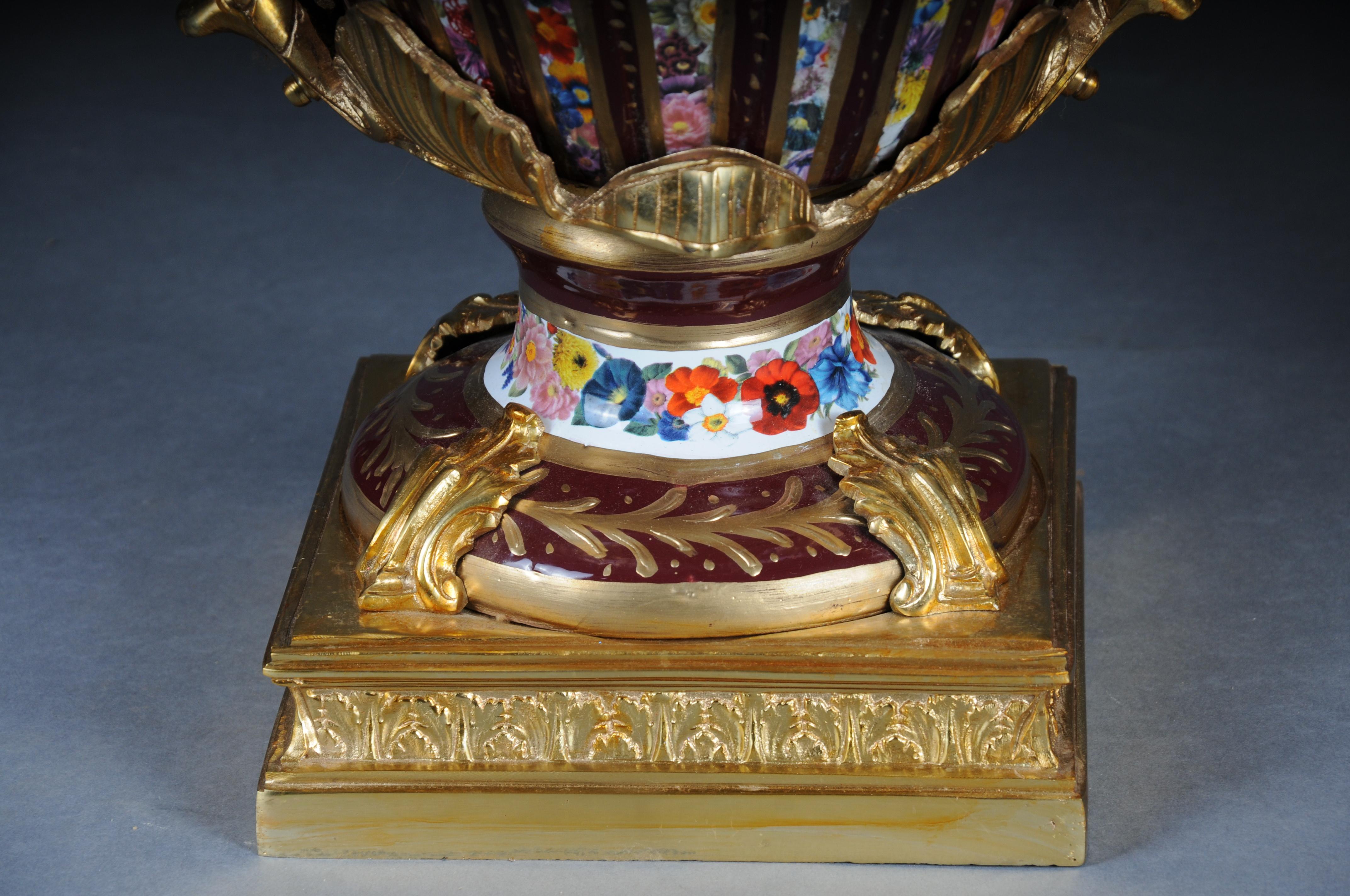 Pair (2) Magnificent and Decorative Gold Lidded Vases In Good Condition For Sale In Berlin, DE