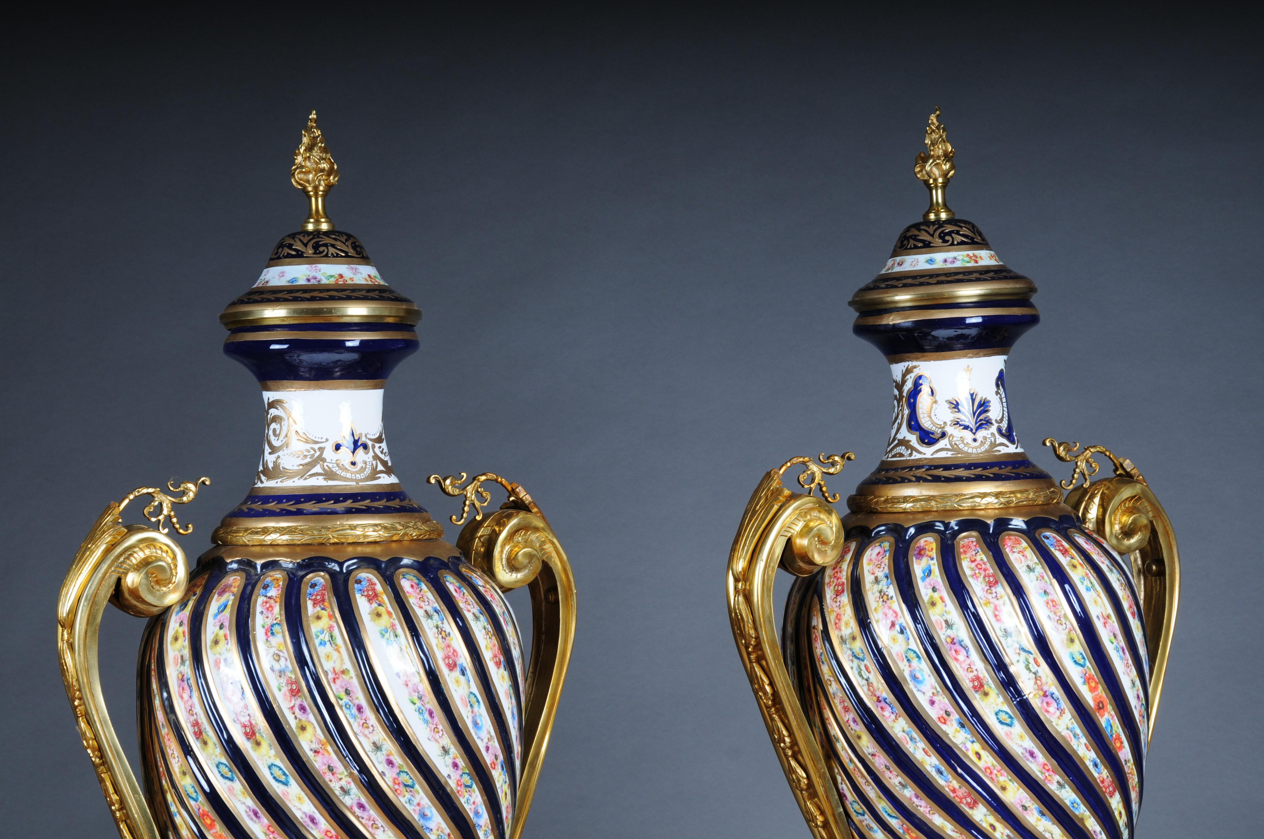 Coppia (2) Magnifici vasi da terra francesi Sevrés con bronzo dorato. in vendita 11