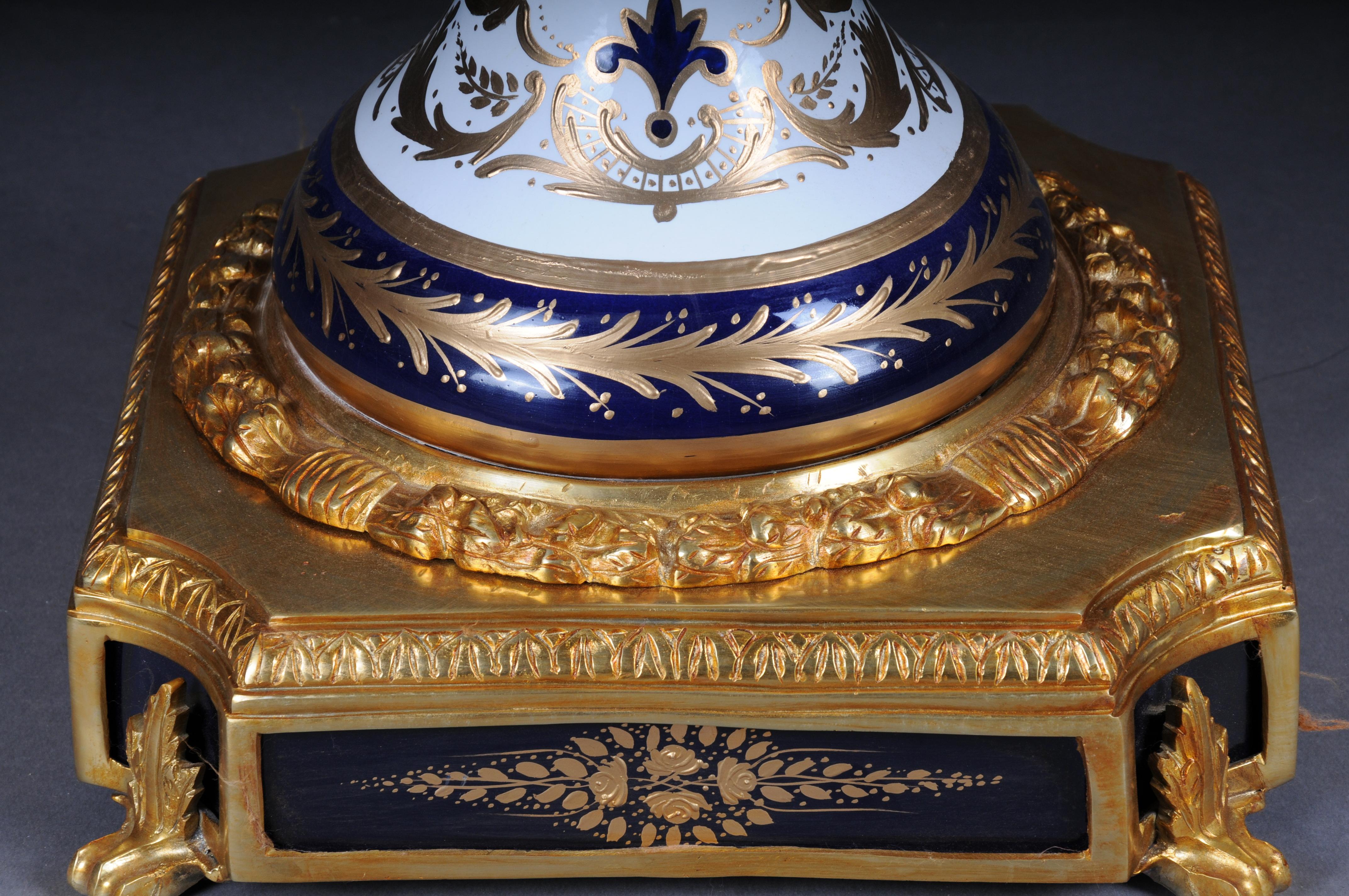 Ottone Coppia (2) Magnifici vasi da terra francesi Sevrés con bronzo dorato. in vendita