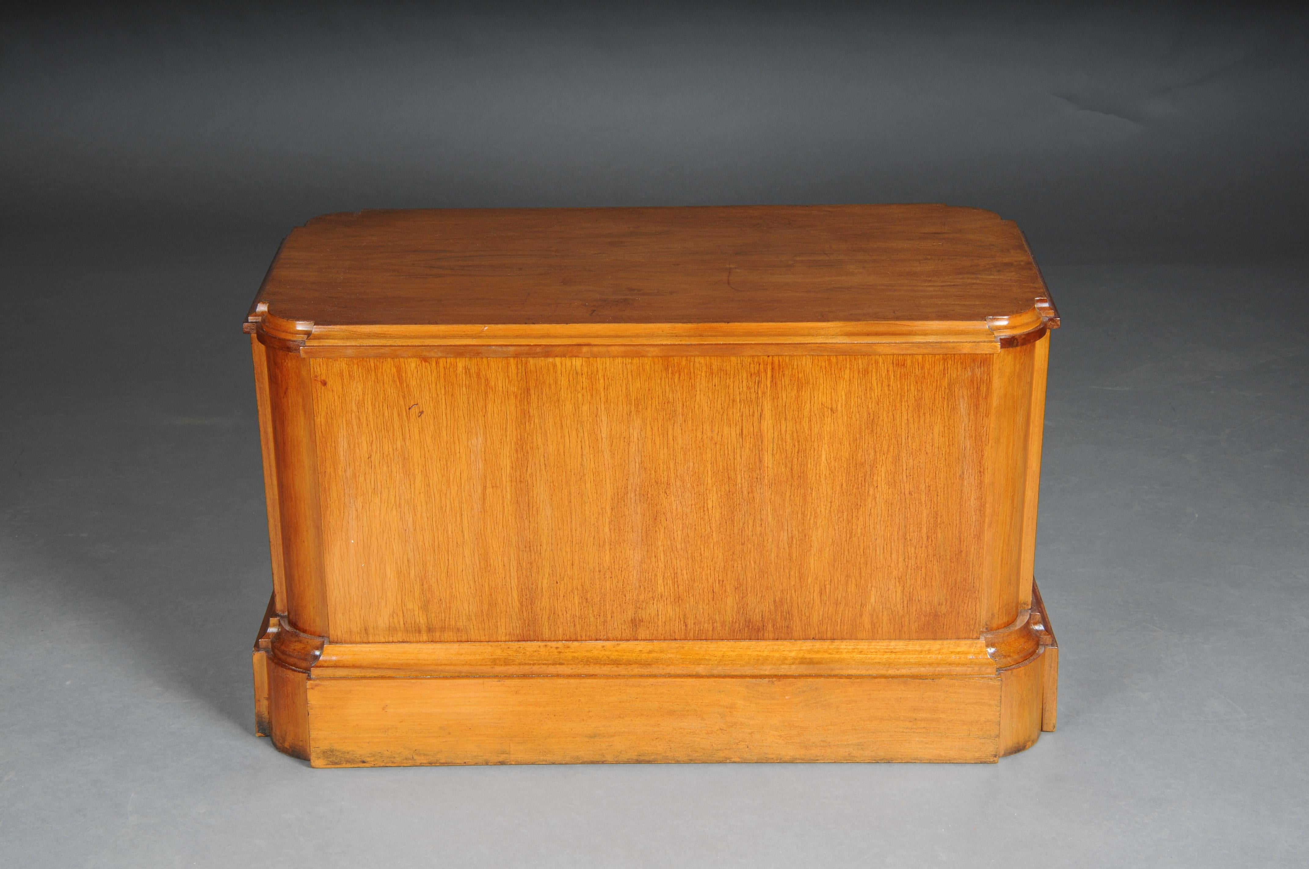Par (2) de pedestales de madera con calidad de museo de la Colección Estatal de Arte de Dresde Alemán en venta