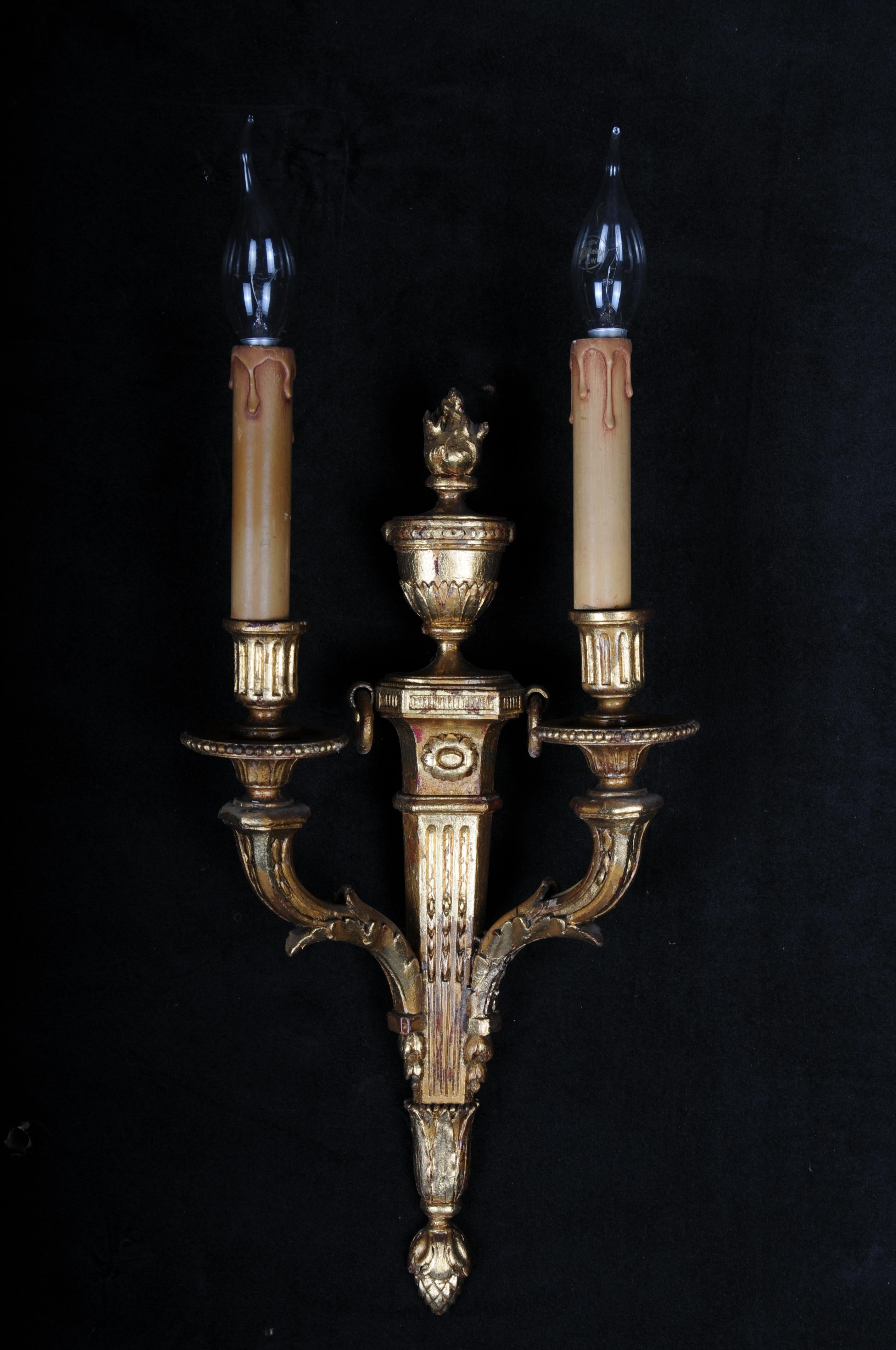 Pareja (2) de impresionantes apliques Luis XVI del siglo XX, dorados

Madera maciza, tallada a mano y dorada. Dos luces, electrificadas y listas para usar. Ricamente decorado y cincelado.
Muy decorativo y elegante.