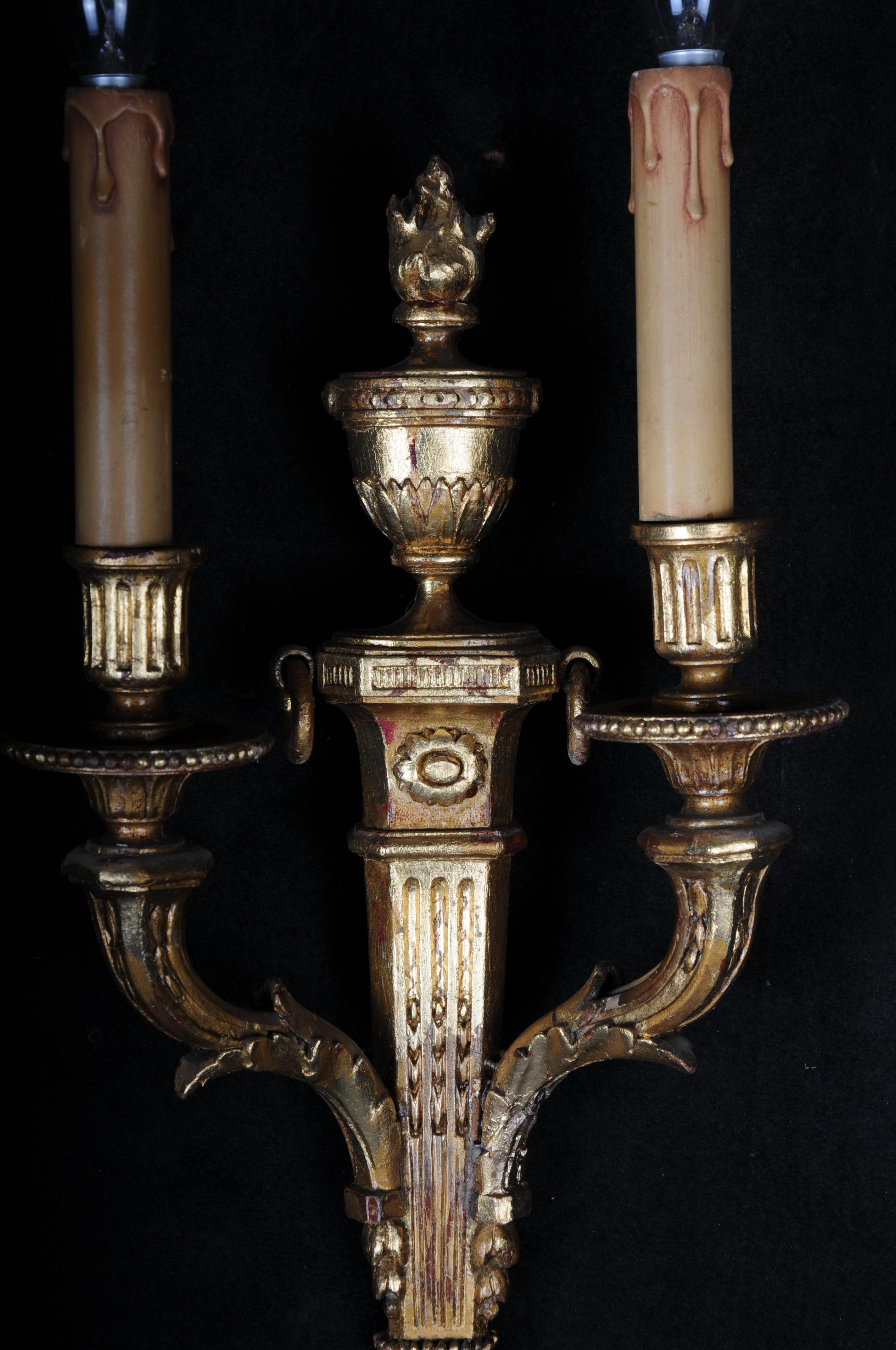 Pareja (2) de impresionantes apliques Luis XVI del siglo XX, dorados Madera en venta