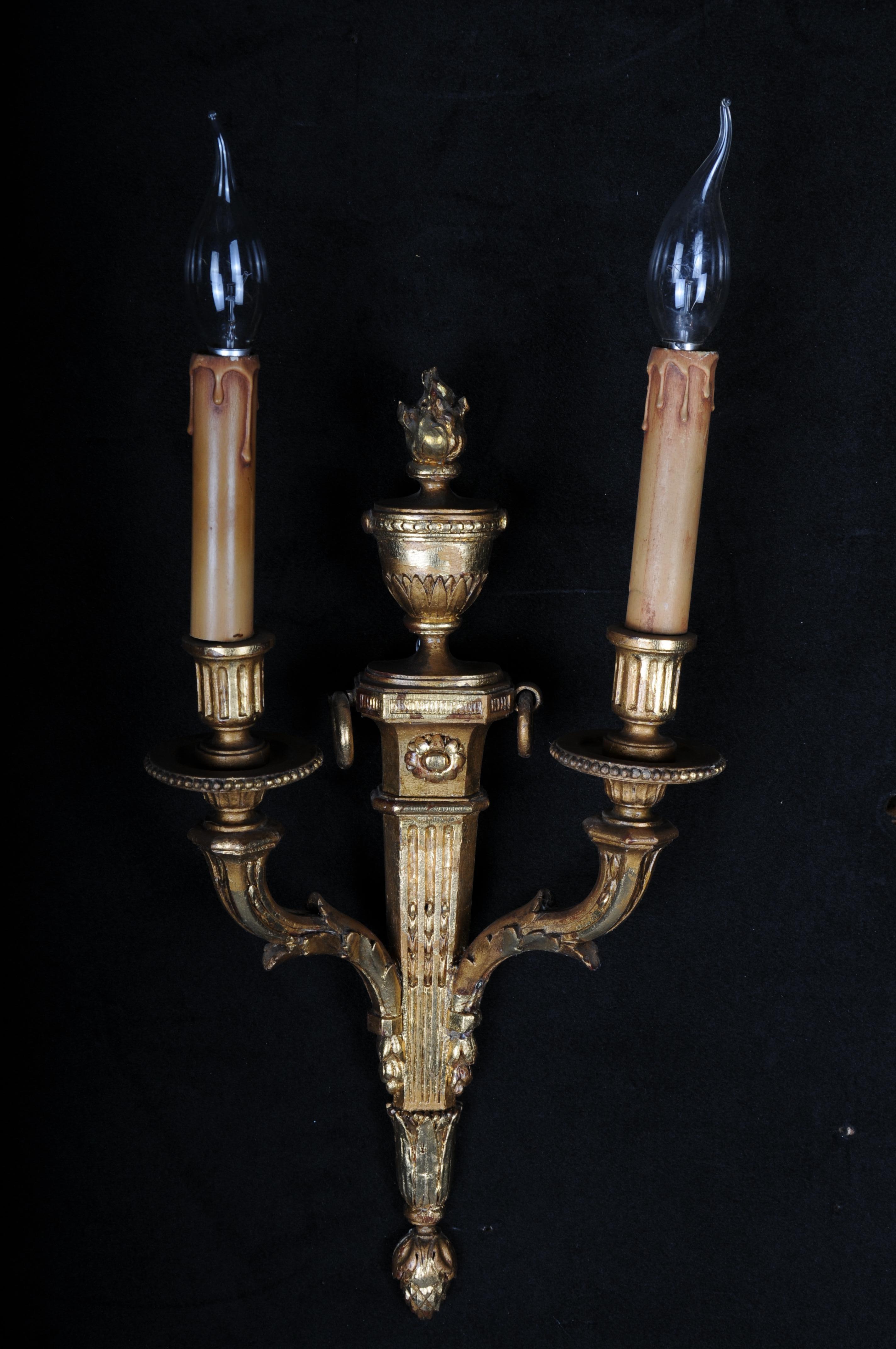 Pareja (2) de impresionantes apliques Luis XVI del siglo XX, dorados en venta 2