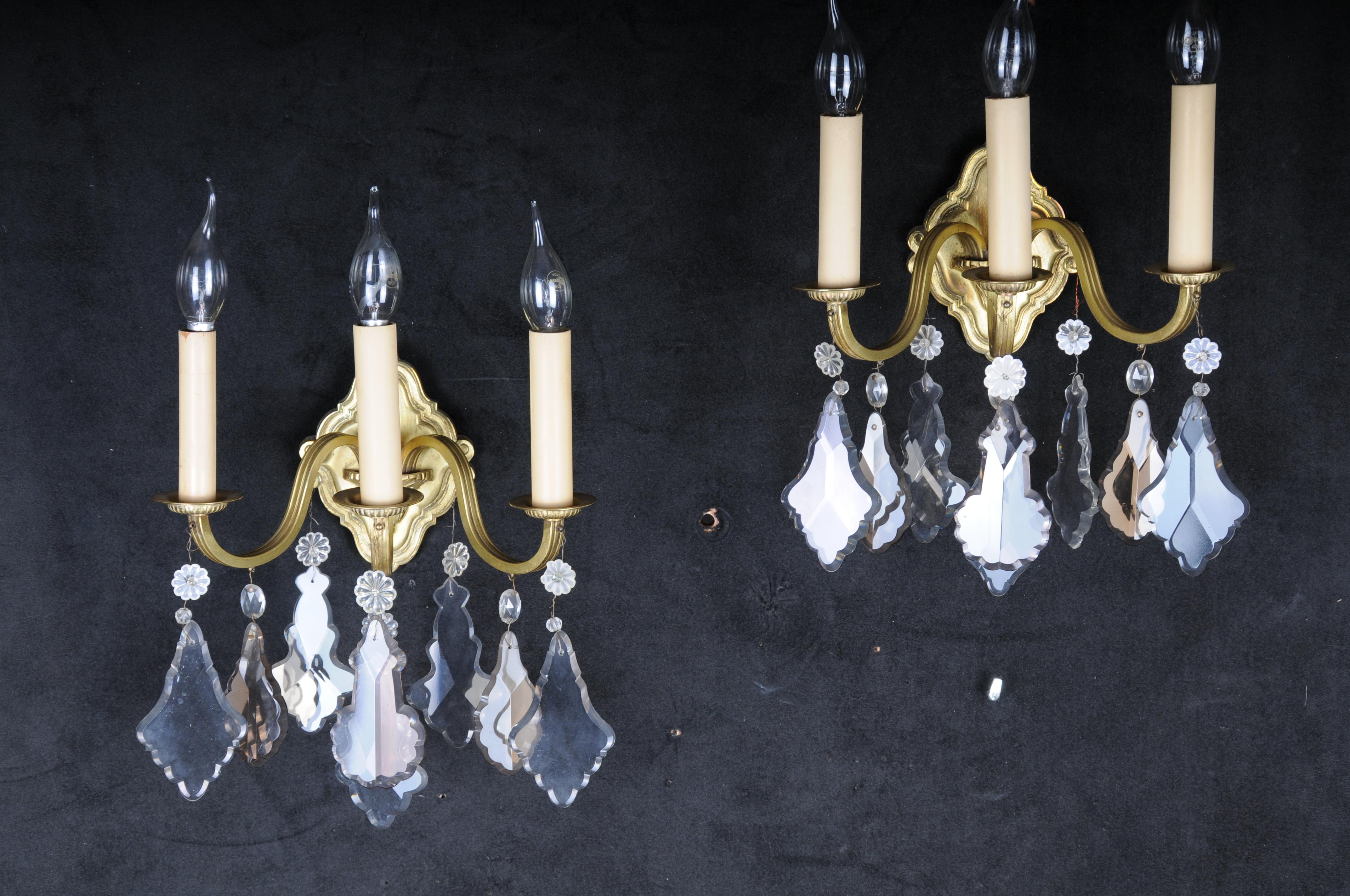 Pareja (2) de apliques clásicos franceses de cristal, siglo XX.

Apliques de latón y oro, cada uno con tres brazos curvos y colgantes de cristal tallado. Electrificado y listo para su uso en los mercados europeo y estadounidense.
