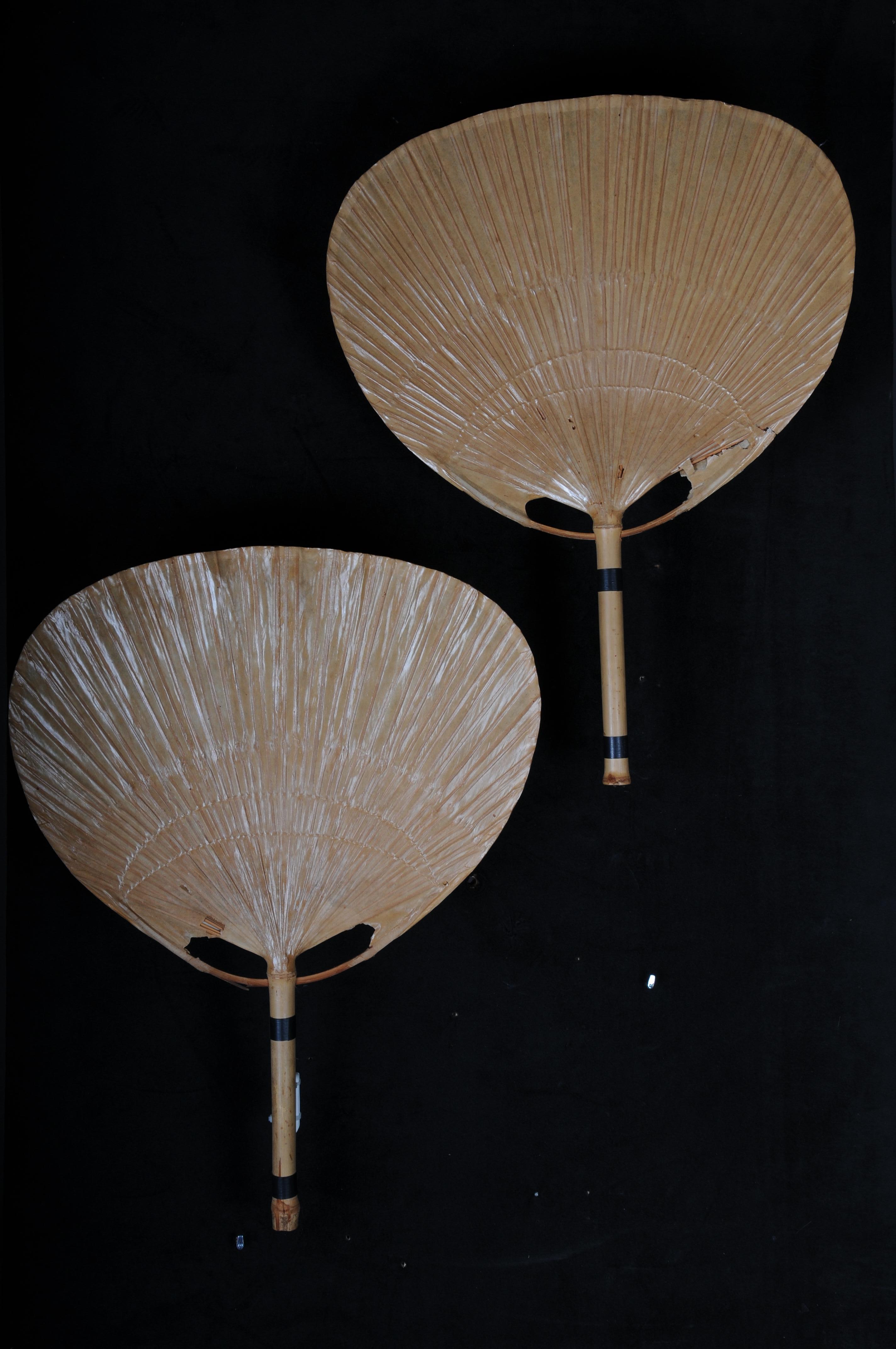 Pair (2) of iconic original Ingo Maurer wall sconces, model Uchiwa, a design classic

German lighting designer Ingo Maurer first discovered some uchiwa, traditional Japanese fans made of bamboo and lacquered rice paper, in a Parisian shop in 1972.