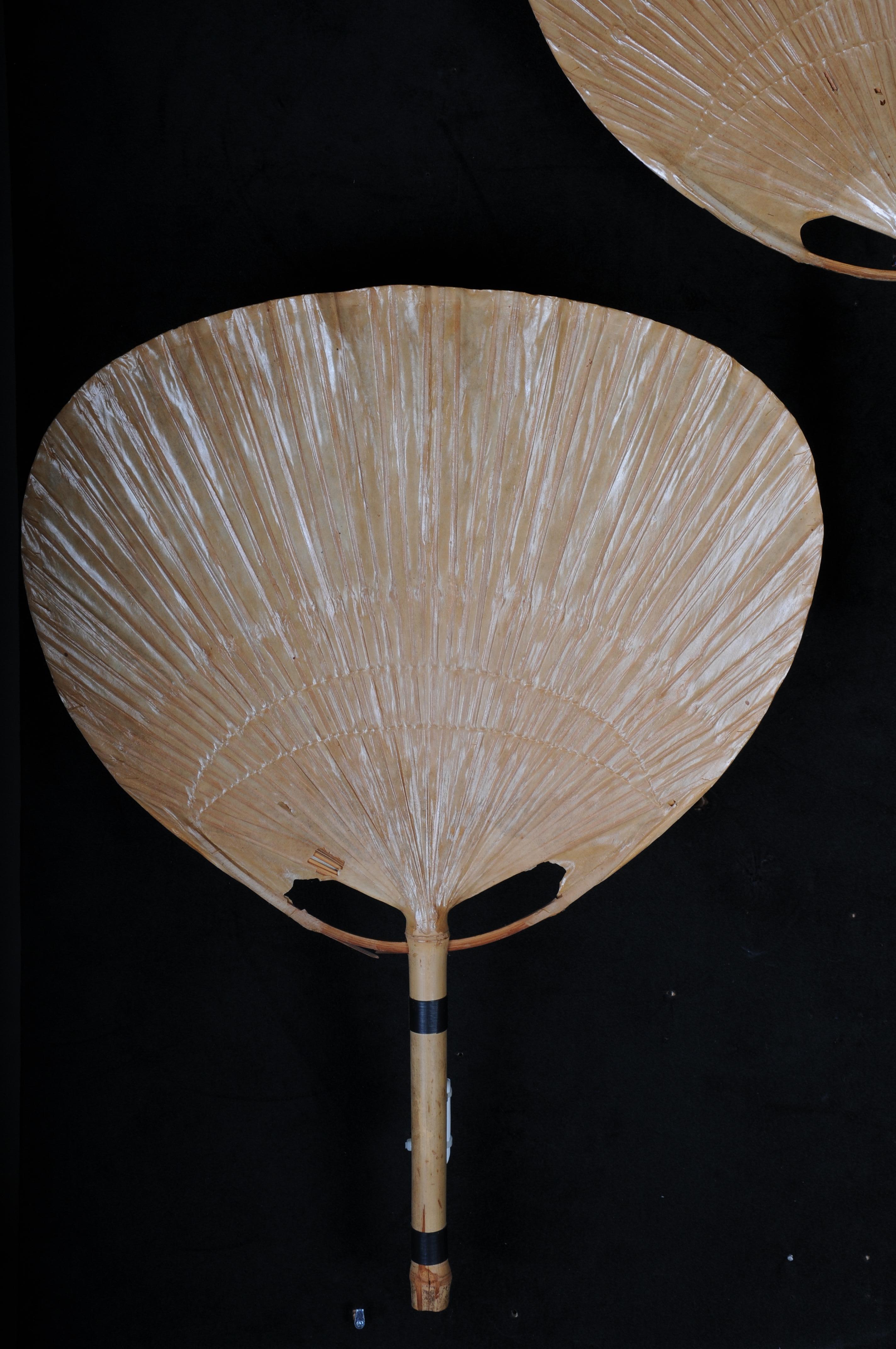 Pair (2) of iconic original Ingo Maurer wall sconces, model Uchiwa, a design cla In Good Condition For Sale In Berlin, DE