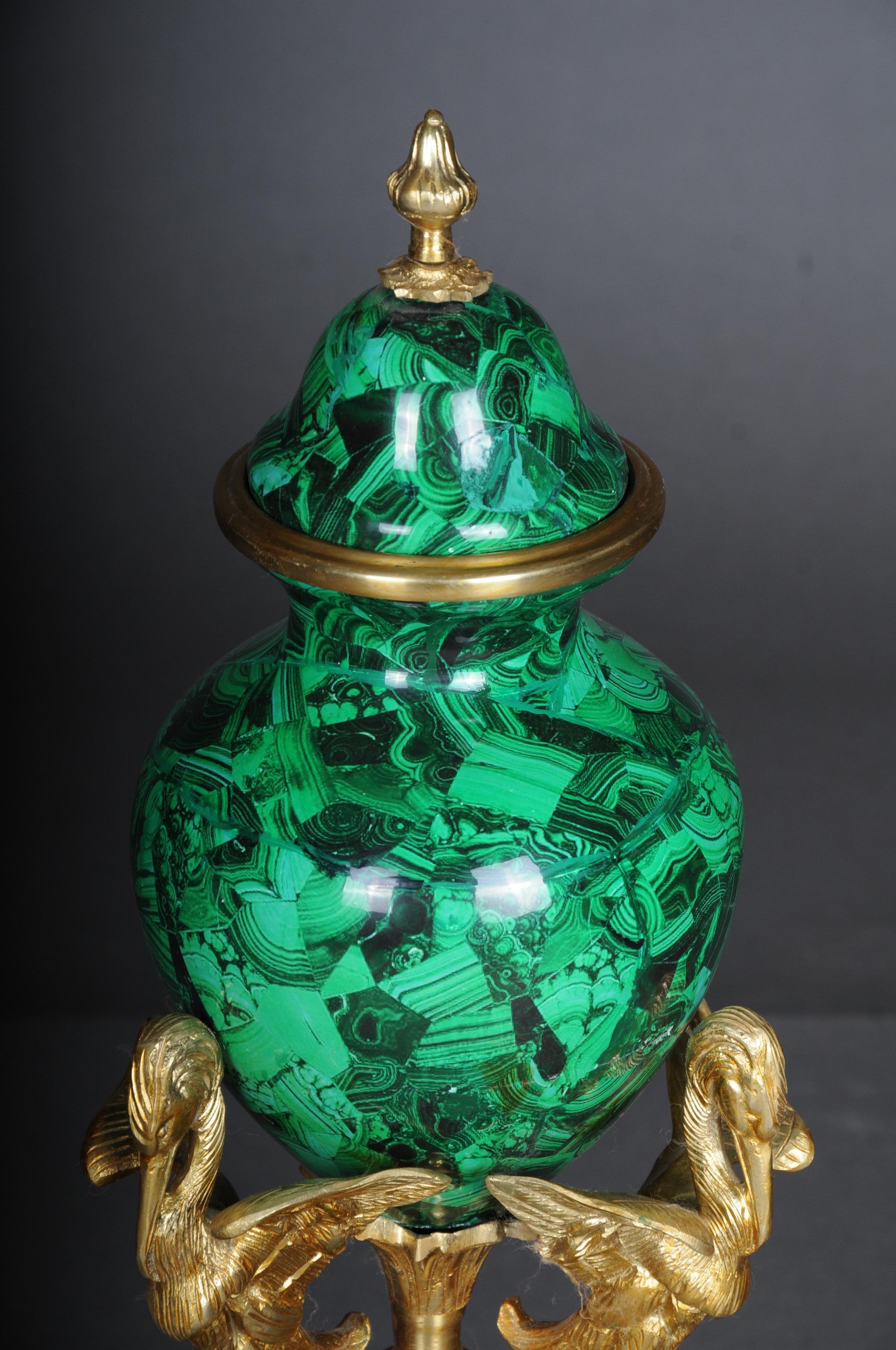 20ième siècle Paire (2) de vases de table impressionnants en malachite et laiton en vente