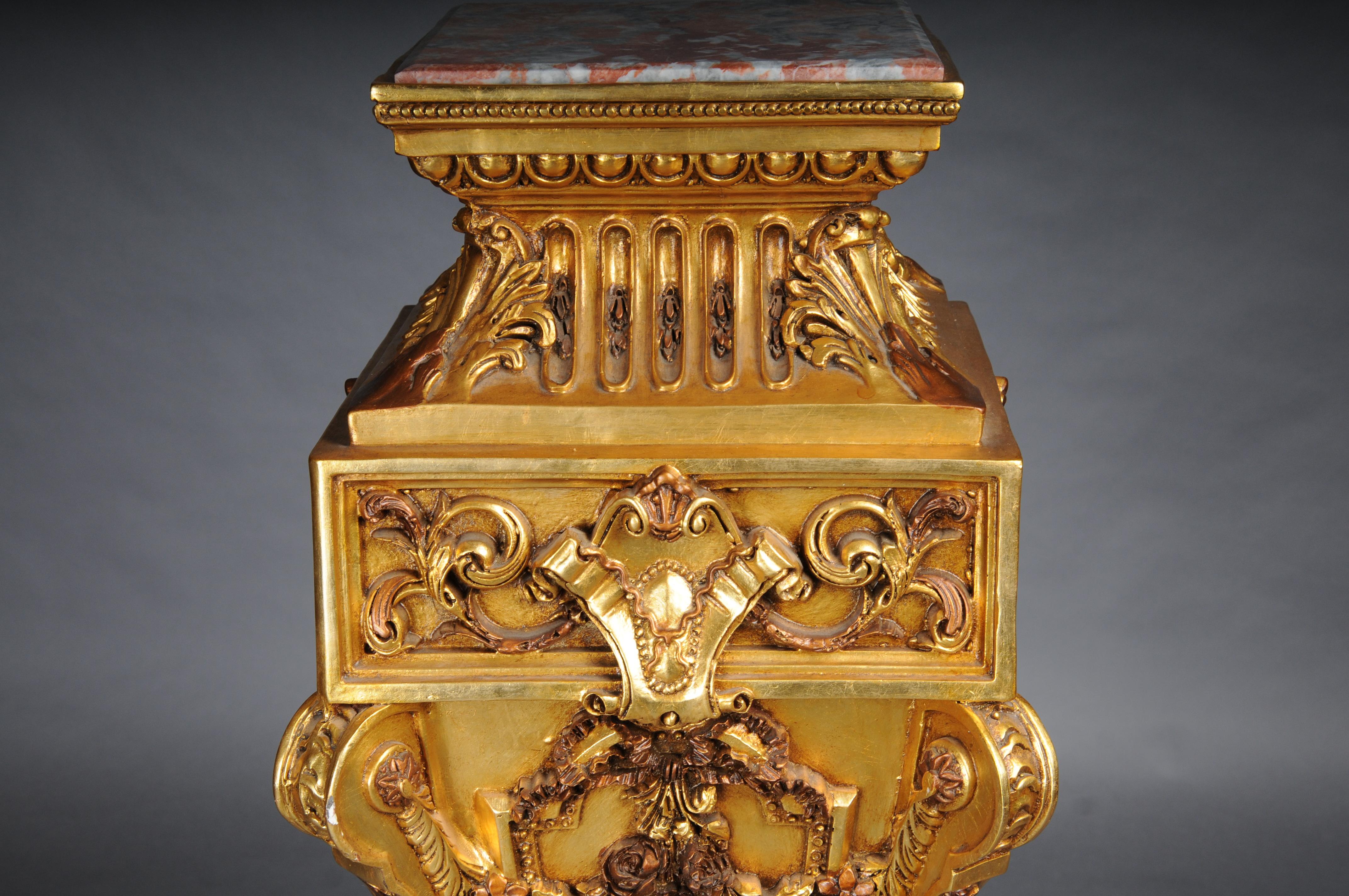 Pareja (2) de magníficas columnas/pedestales dorados, madera maciza, Siglo XX en Bueno estado para la venta en Berlin, DE