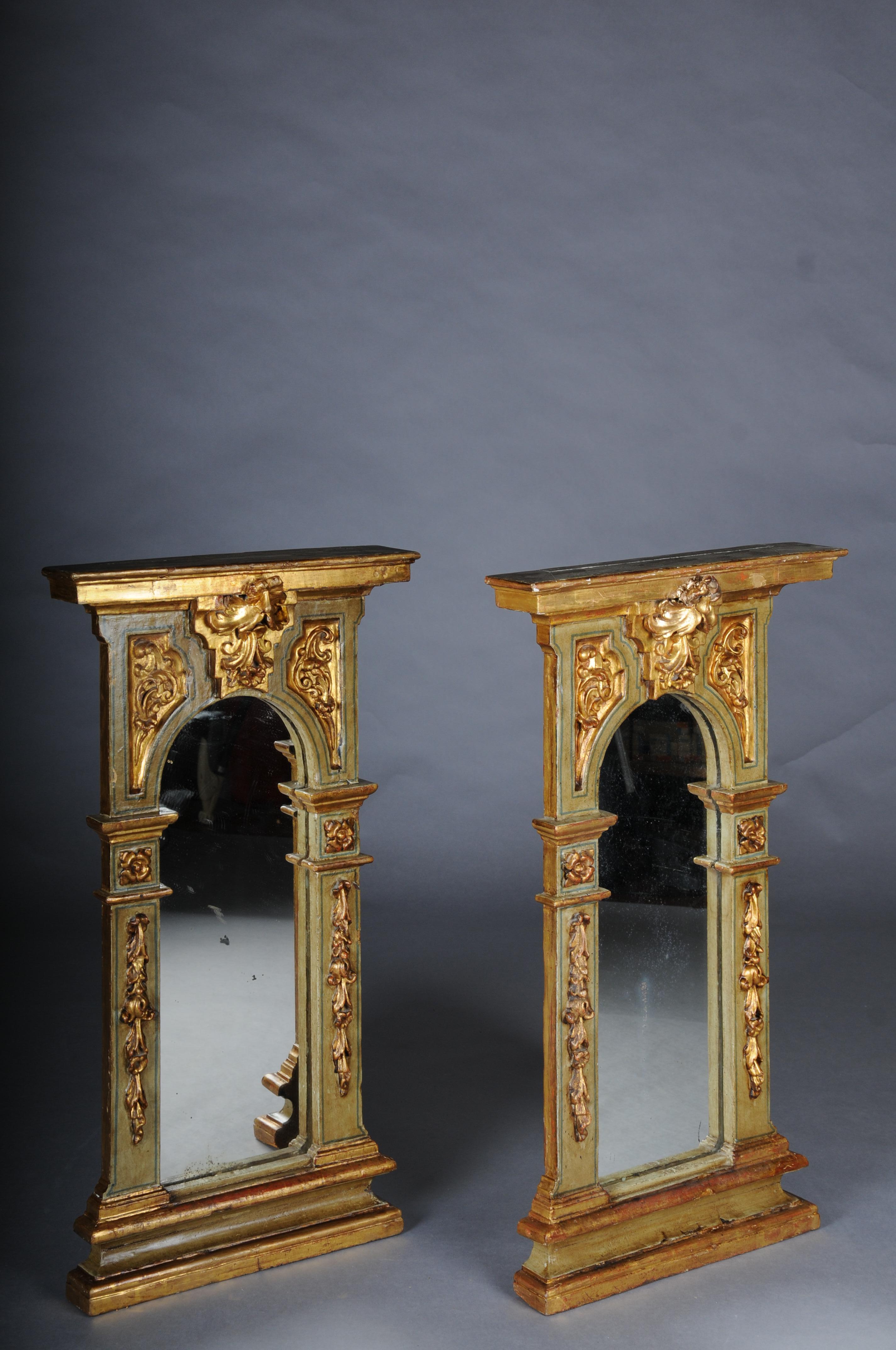 Coppia (2) di specchi da parete antichi di qualità museale, dorati, circa 1830

In legno massiccio, finemente intagliato, di colore verde menta pastello e parzialmente incorniciato in oro. Facciata architettonicamente strutturata. Elementi barocchi