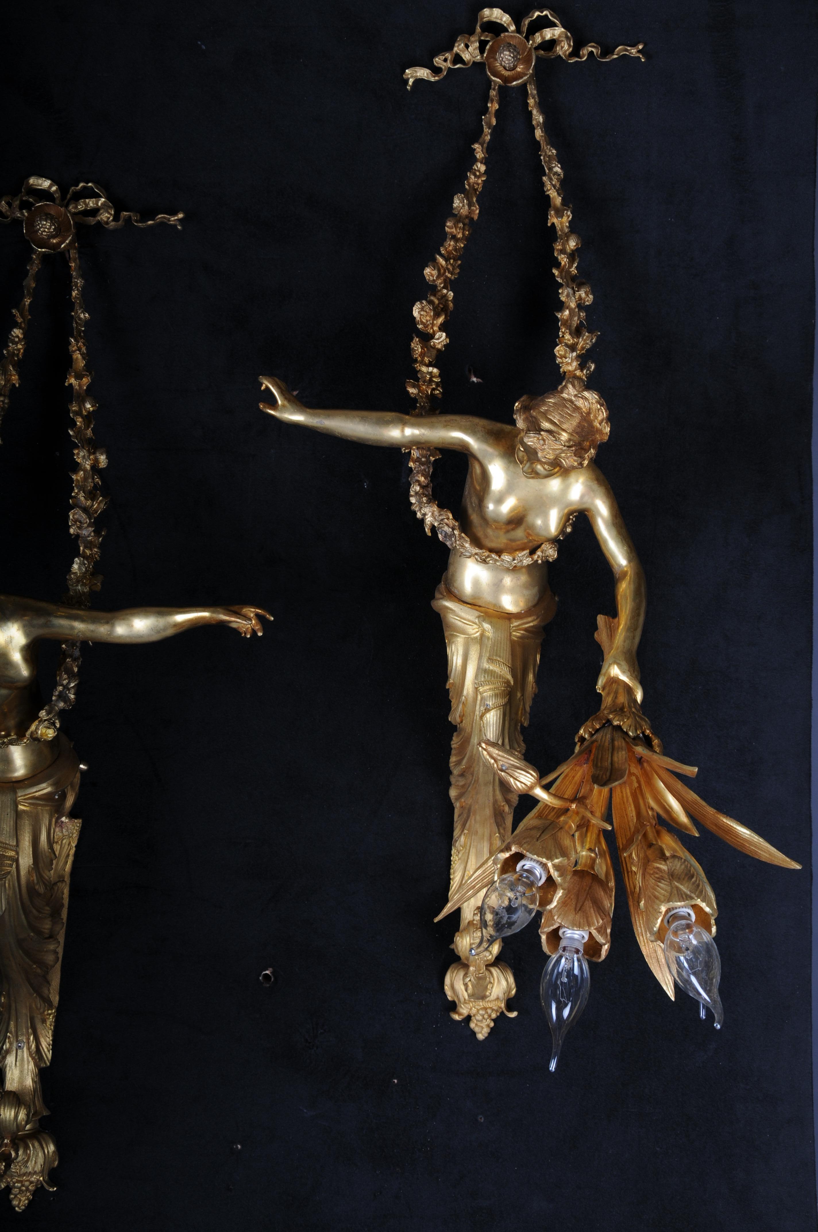 Paire (2) d'appliques françaises uniques, bronze doré, Paris, 20e siècle Appliques murales se regardant l'une l'autre. Bronze/laiton massif, finement ciselé et doré. Appliques murales extrêmement décoratives, électrifiées. Des guirlandes florales