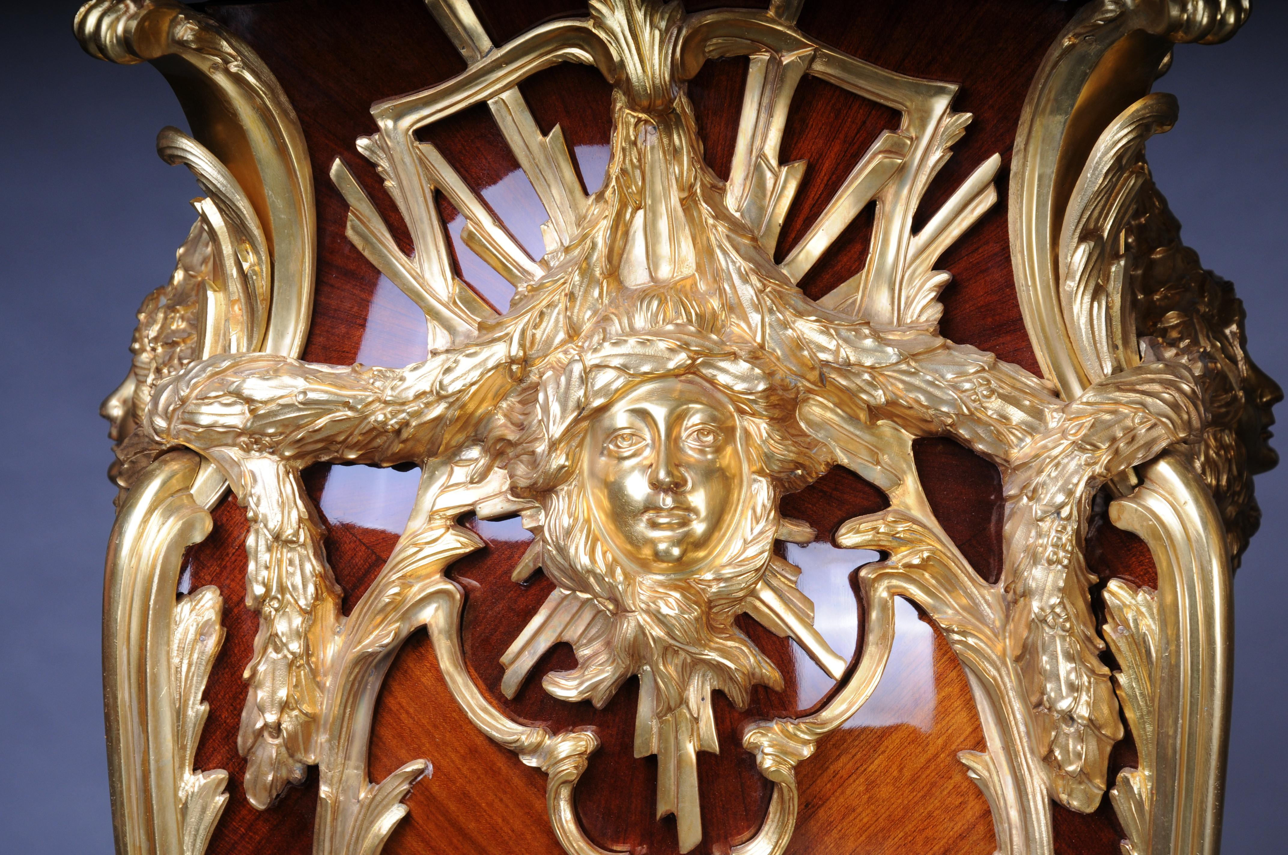 Pair (2) royal pedestals/columns, 20th century, gilded For Sale 3