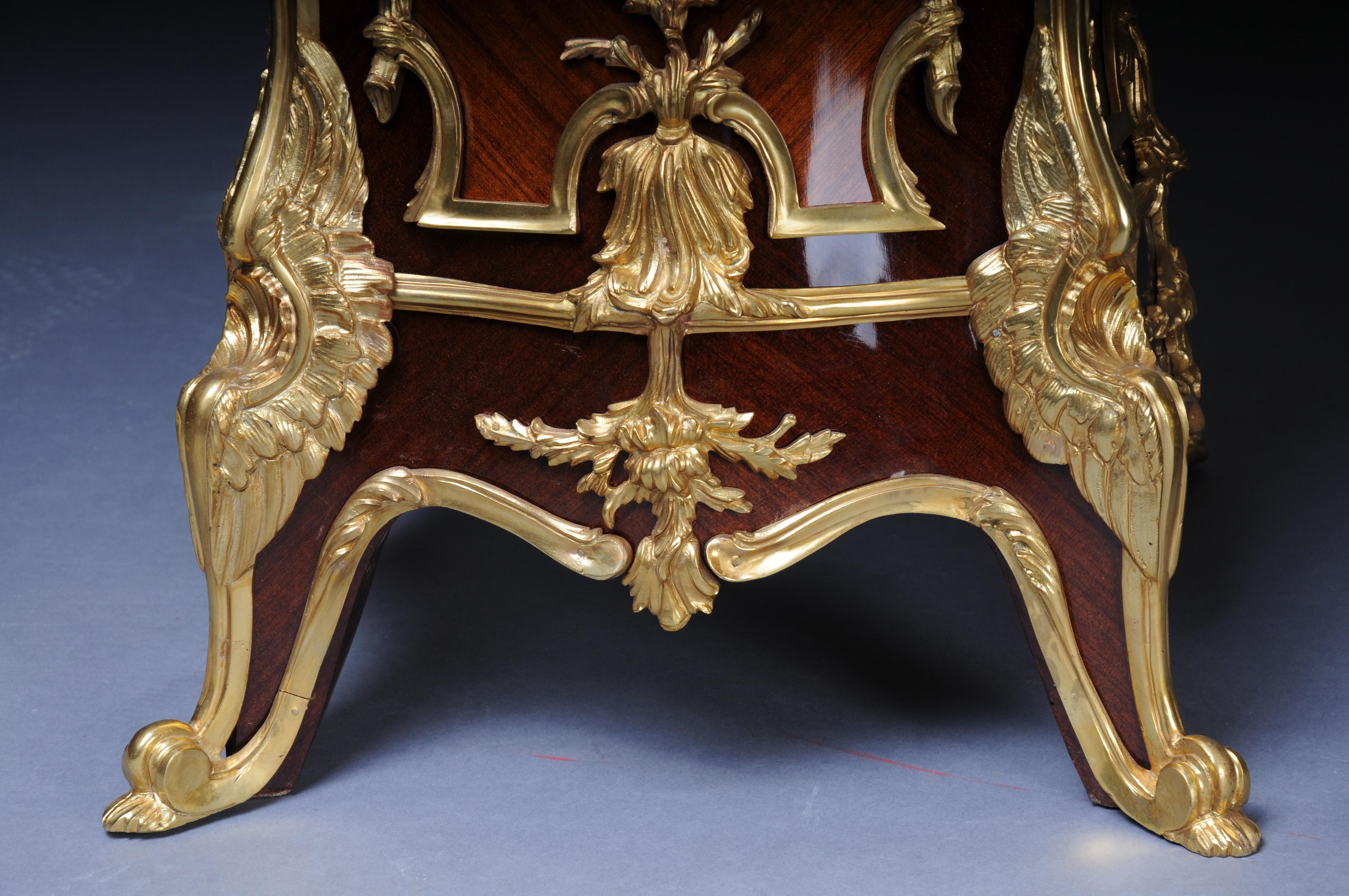 Pair (2) royal pedestals/columns, 20th century, gilded For Sale 4