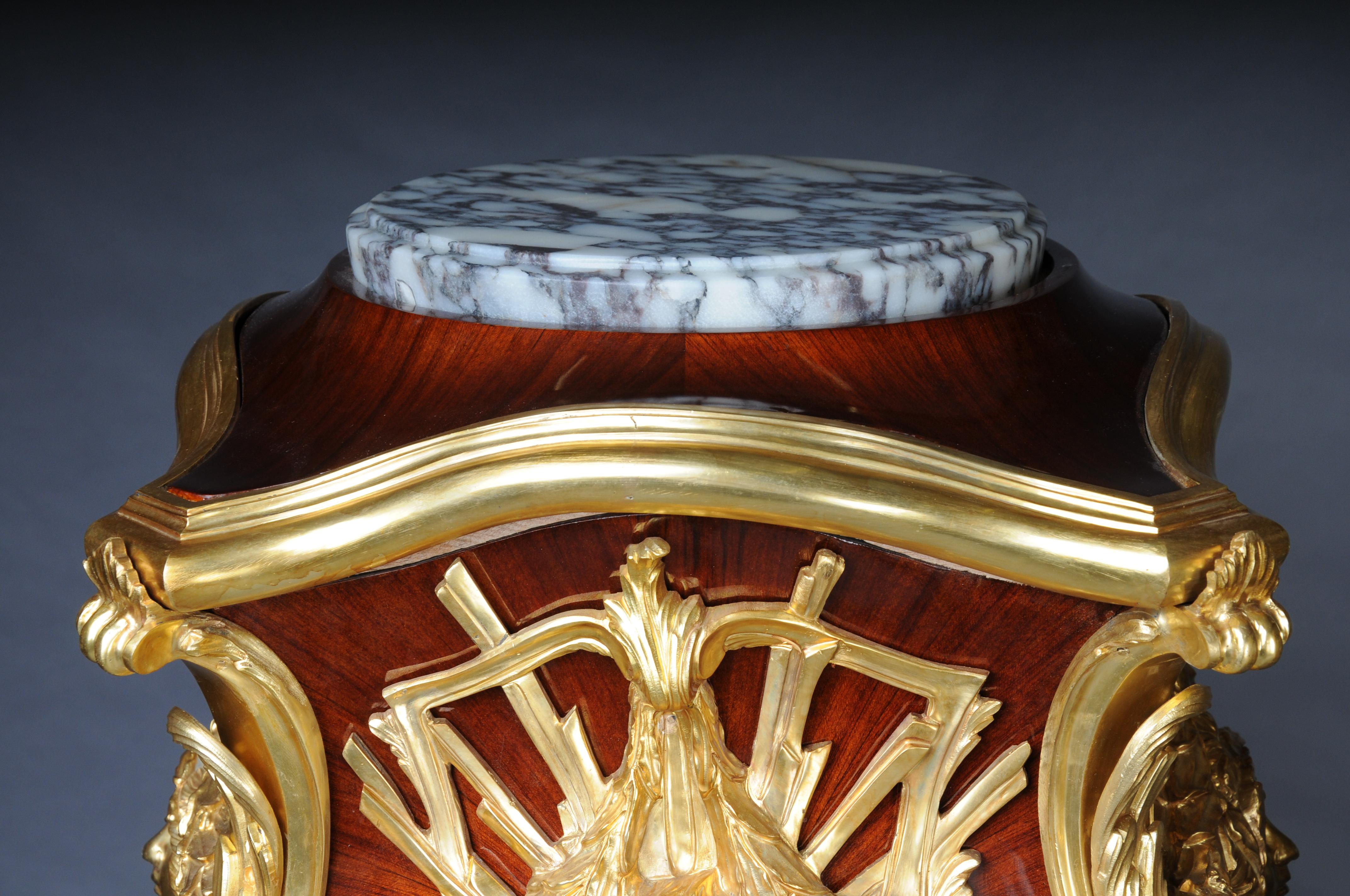 Pair (2) royal pedestals/columns, 20th century, gilded For Sale 7