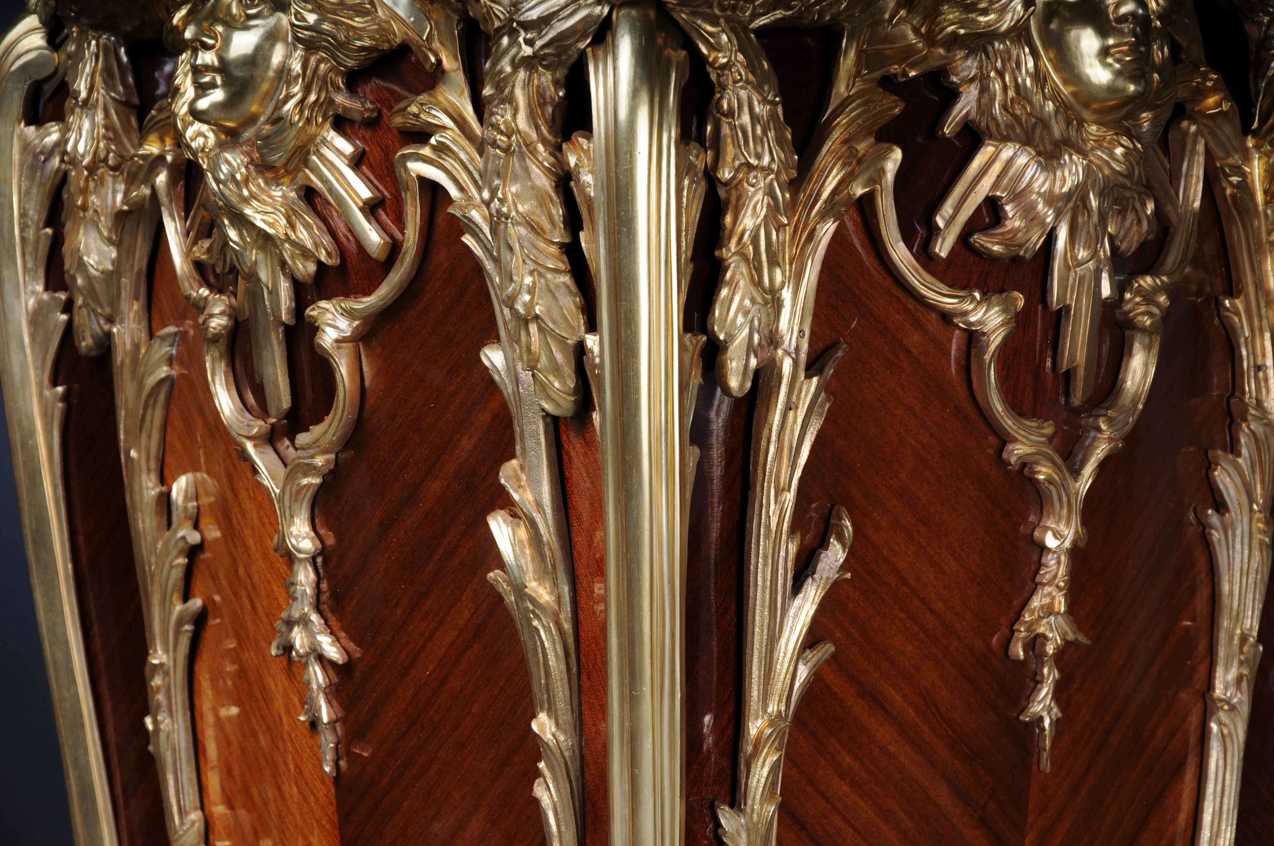 Pair (2) royal pedestals/columns, 20th century, gilded In Good Condition For Sale In Berlin, DE
