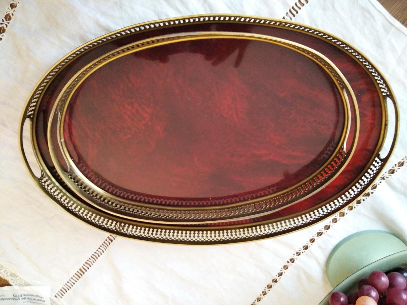 Pair 2 trays Midcentury tortoiseshell Lucite (acrylic) and brass in serving tray, Italy.

Elegant and sober vintage trays in two sizes, perfect to serve your table or cocktail 