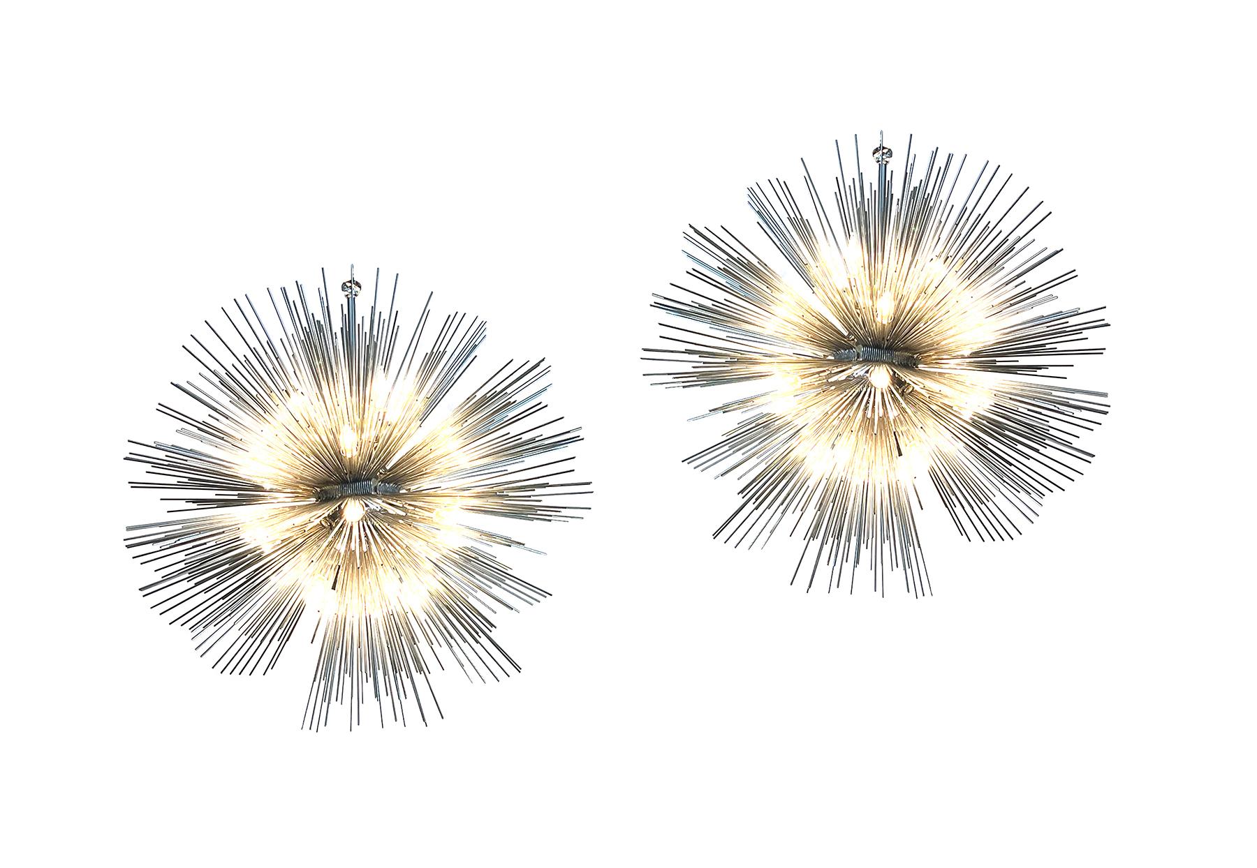 chaque lustre Lumiere à 20 lumières de style Sputnik, conçu par Jean De Merry, avec des pointes nickelées créant une sphère de lumière éblouissante