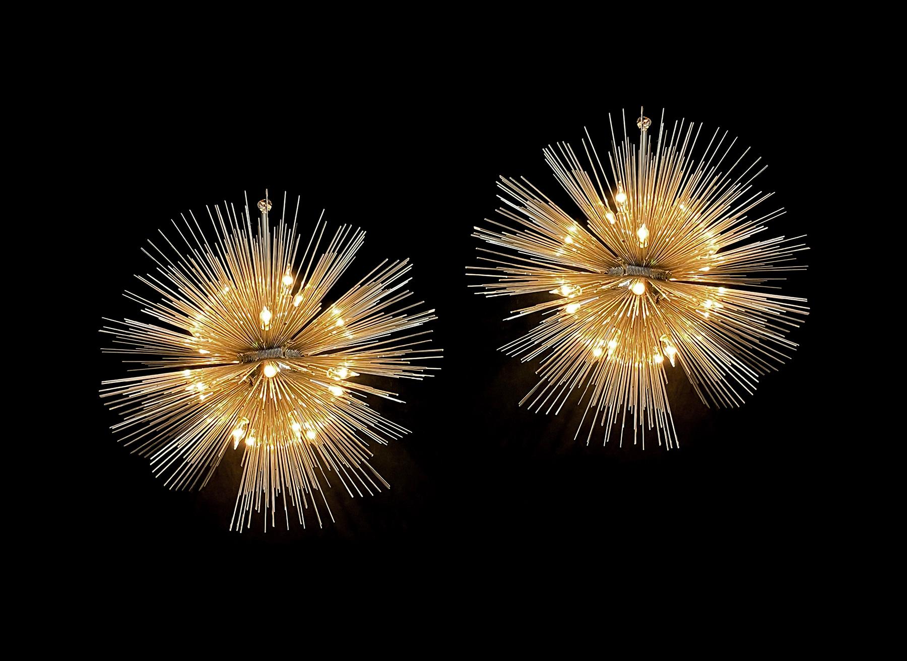 Nord-américain Paire de lustres Sputnik à 20 lumières de style Mid-century par Jean de Merry pour Lumiere en vente
